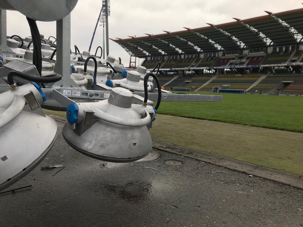 Das neue Flutlicht im Wildparkstadion wurde vergangene Woche aufgestellt. Foto: mowa