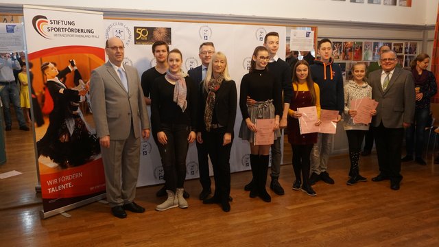 Ehrung der Landesmeister und Platzierten:
von links Herr Christian Klamtt, Marcel Klonig, Clara Spadinger, Olaf Paul, Christl Renno-Paul, Julia-Maria Scherer, William Lauth, Alina Boschmann, Daniel Miller, Christina Miller und Christoph Suchanek | Foto: Christian Klamtt, zur Veröffentlichung freigegeben