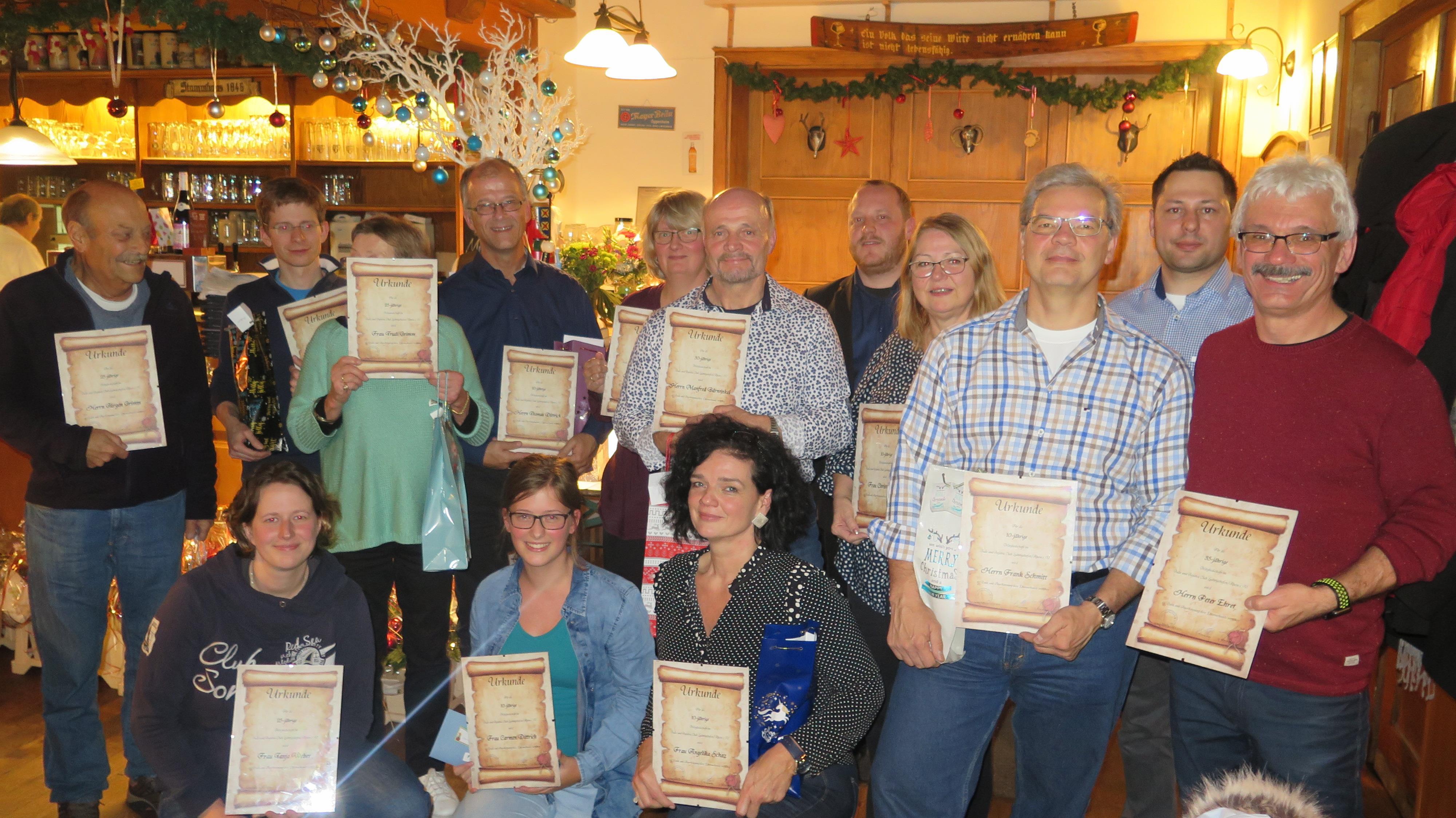 Oben von links: Jürgen Grimm, Stefan Weber, Trudi Grimm, Thomas Dittrich, Heike Dittrich, Manfred Bärwinkel, Oliver Koob, Christel Keller, Frank Schmitt, Thomas Mayer (2. Vorsitzender), Peter Ehret; unten von links: Tanja Weber, Carmen Dittrich, Angelika SchazEs fehlen: Petra Diehl, Horst Diehl, Monika Köhler, Maren Weiskopf, Bernhard Weiskopf, Dennis Ehret, Andi Löchner.