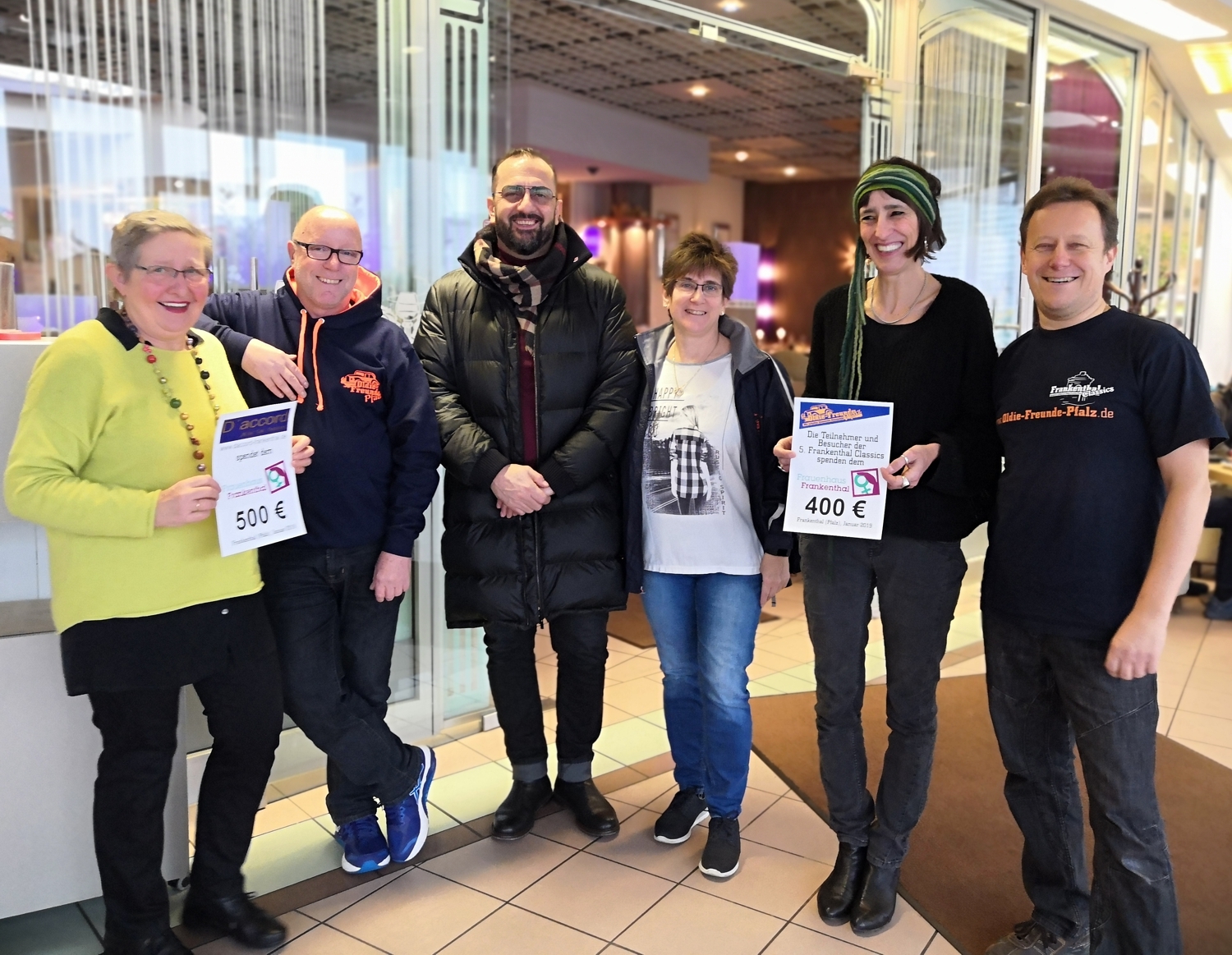 v.l.n.r.: Thekla Goschinak (Frauenhaus), Stefan Beck (Oldie-Freunde-Pfalz), Christos Chalatsoglou (D'accord), Christina Geiger (Oldie-Freunde-Pfalz), Frédérique Buisson-Koch (Frauenhaus) sowie Walter Geiger (Oldie-Freunde-Pfalz)