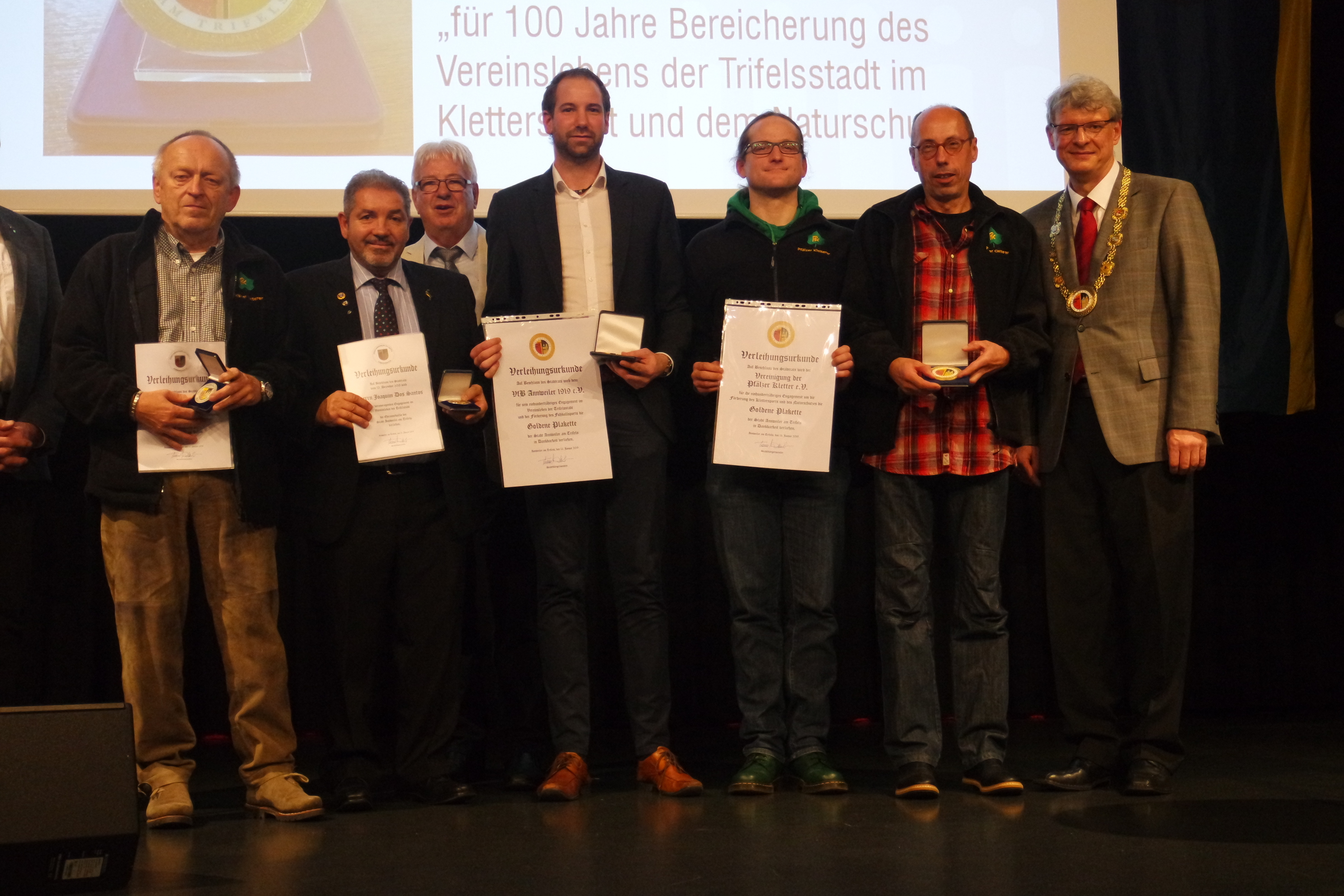 Ausgezeichnete Mitbürger der Trifelsstadt: Stadtbürgermeister Thomas Wollenweber überreichte mit seinem Beigeordneten Dr. Viktor Schulz (3.v.l.) die Goldene Stadtplakette an die Vereinigung der Pfälzer Kletterer, vertreten durch Rainer Scharfenberger und Dr. Thomas Schaub und an den VfB Annweiler, vertreten durch Sven Dausch, sowie die Ehrenmedaille der Stadt Annweiler an Joaquim Dos Santos und Gerd Sonderschäfer (v.r.n.l.).