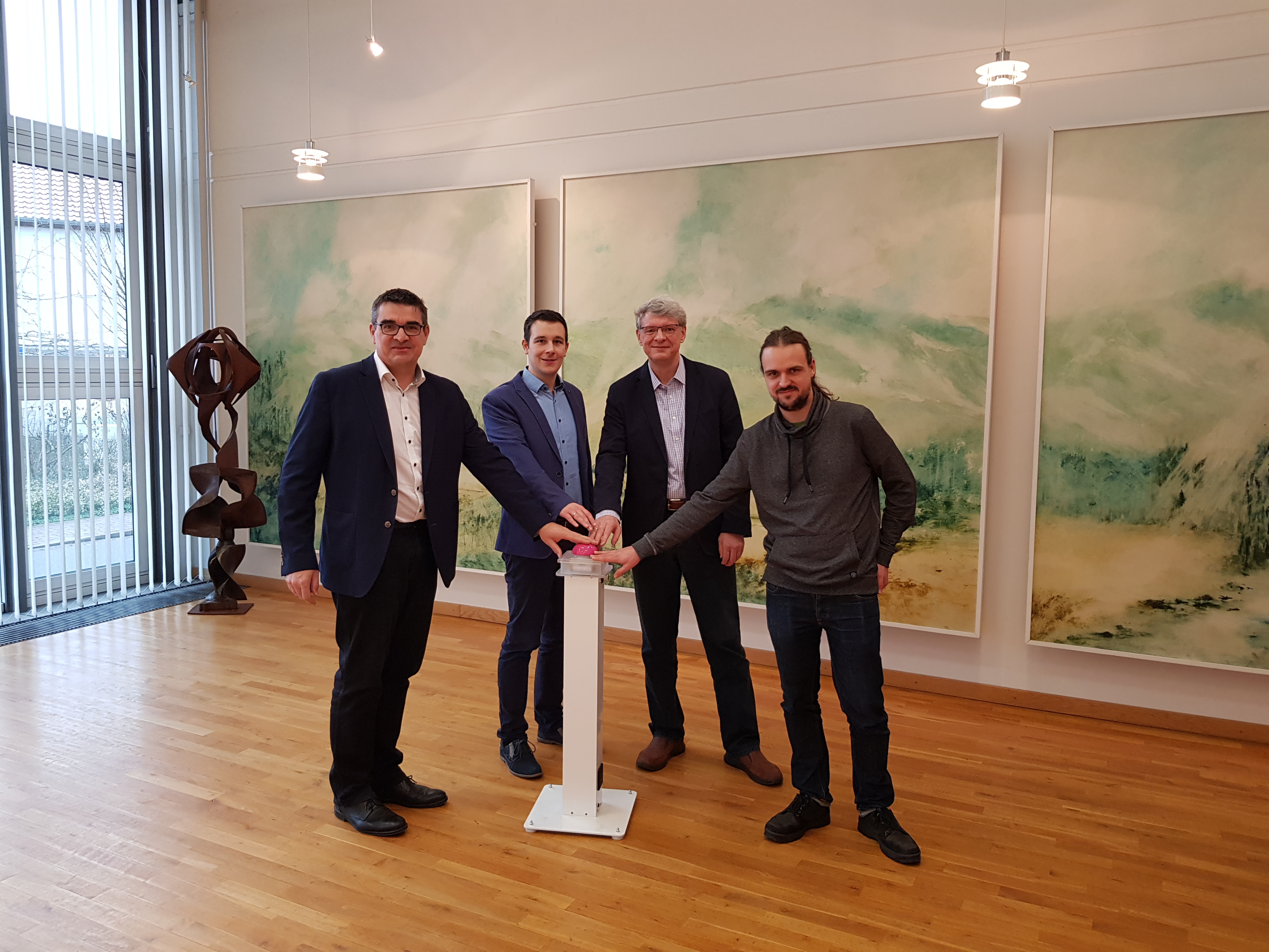 Jürgen Wolf, Regionalmanager der Deutschen Telekom mit VerbandsbürgermeisterChristian Burkhart, Stadtbürgermeister Thomas Wollenweber und dem stellvertretenden Projektleiter Florian Schill.