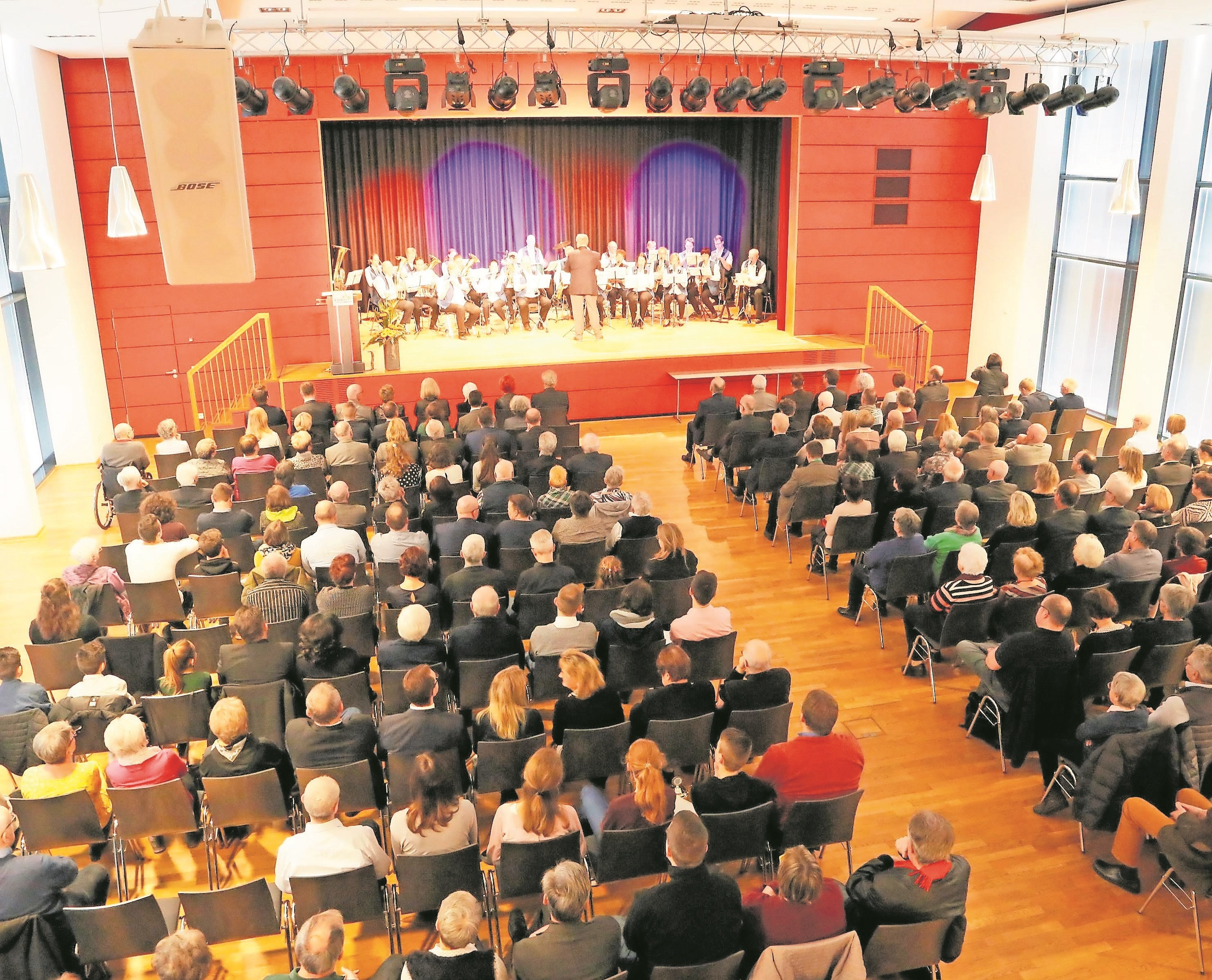 Blick auf den Neujahrsempfang, auf der Bühne die Stadtkapelle.