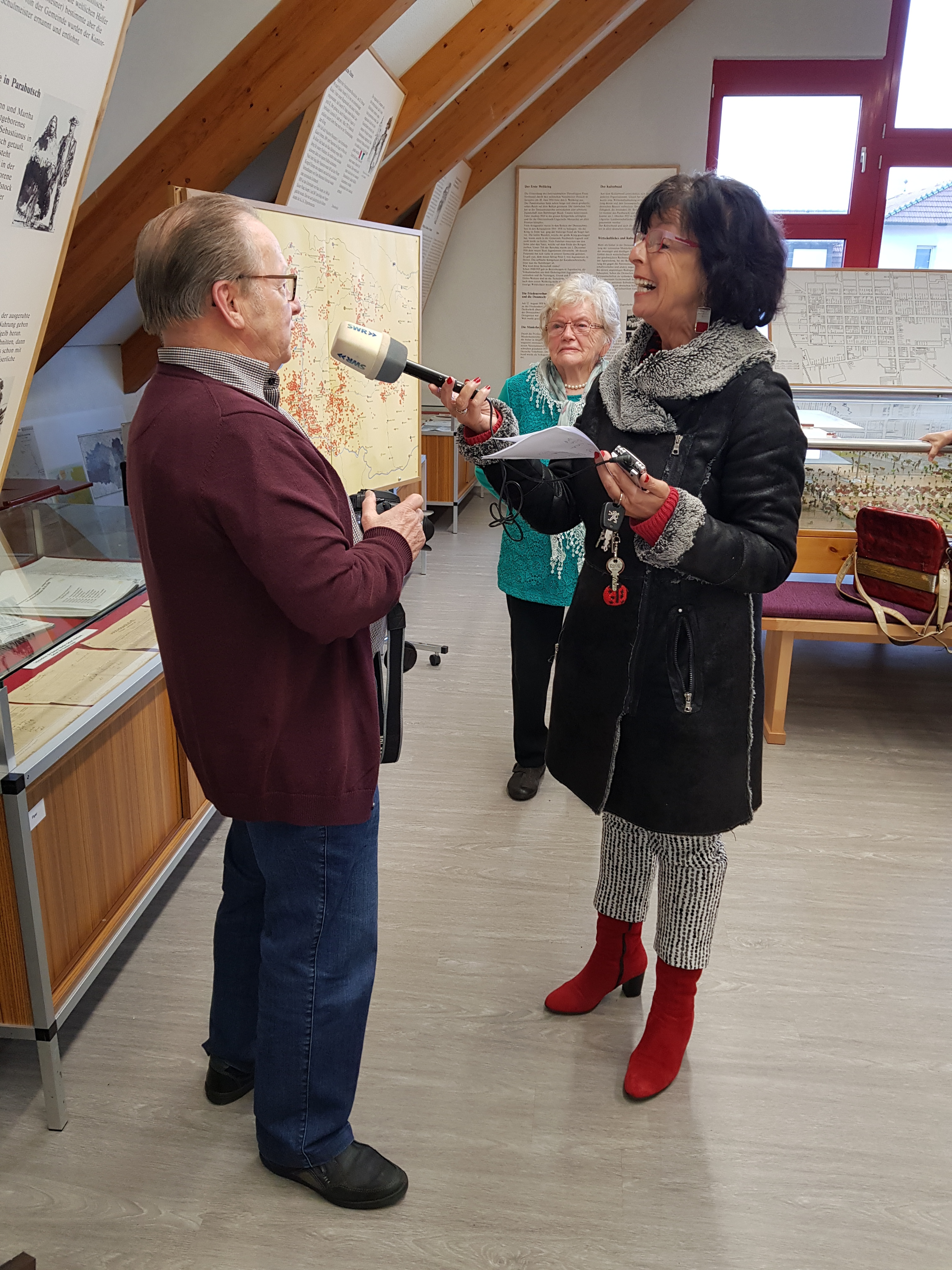 SWR-Reporterin Irene Merkel im Gespräch mit Otto Meid vom Heimatmuseum des HOG Parabutsch während der Aufnahmen für das SWR4 „Morgenläuten“, das am Sonntag, 3. Februar, ausgestrahlt wird.