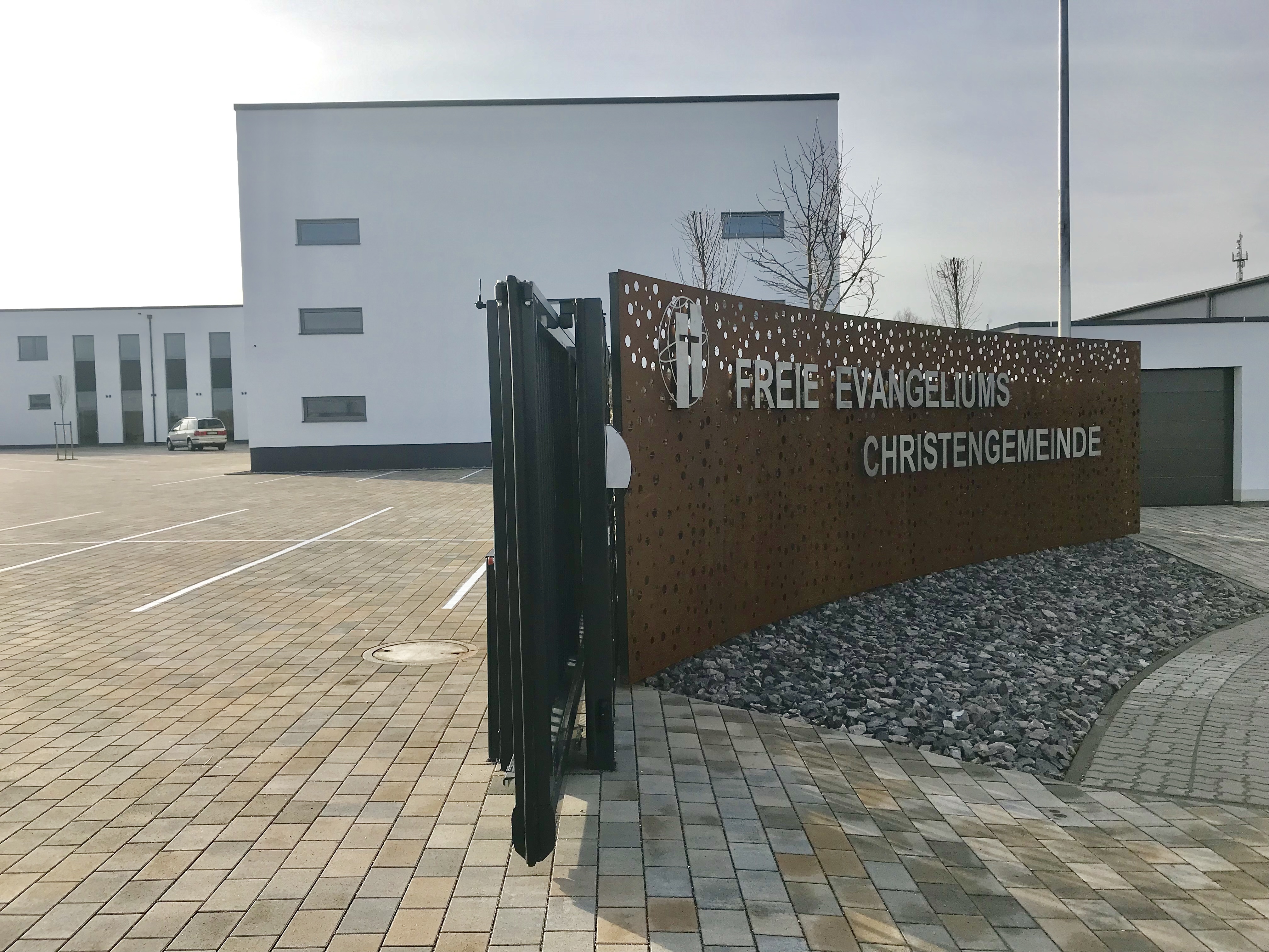 Das neue Gemeindehaus der Freien Evangeliums Christengemeinde Schwegenheim steht im neuen Gewerbegebiet " Im Breiten Pfuhl" an der B9.