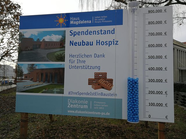Noch ist das Ziel nicht erreicht, wie die große Spendentafel am Diakoniezentrum deutlich anzeigt. 900.000 Euro müssen für den Neubau des Hospiz aufgebracht werden. Foto: Kling