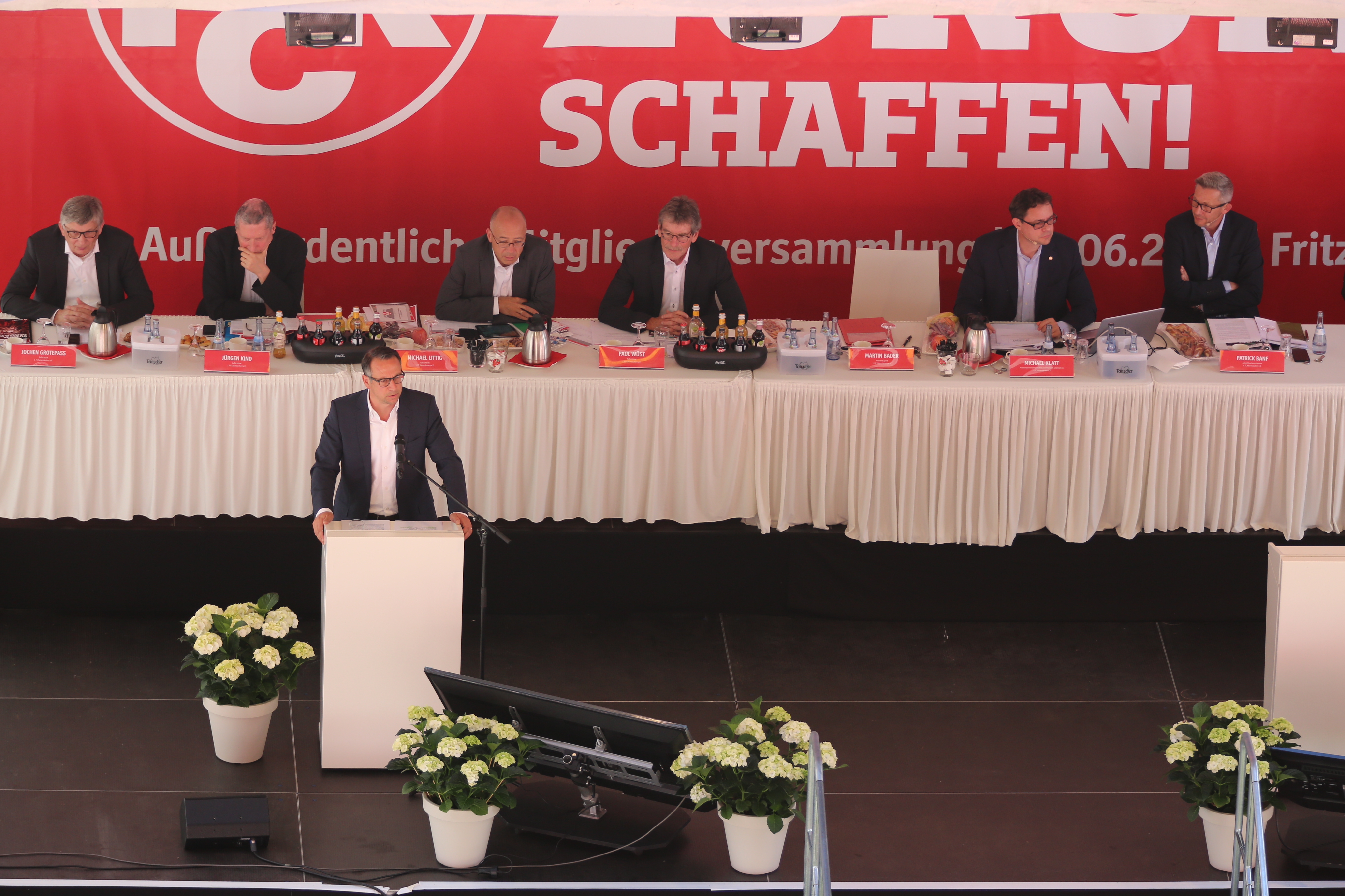 Aufsichtsrat und damalige Vorstände, jetzt Geschäftsführer, des FCK bei der außerordentlichen Mitgliederversammlung zur Ausgliederung der Profiabteilung in eine Kapitalgesellschaft, die nun das Einsteigen eines Großinvestors ermöglicht