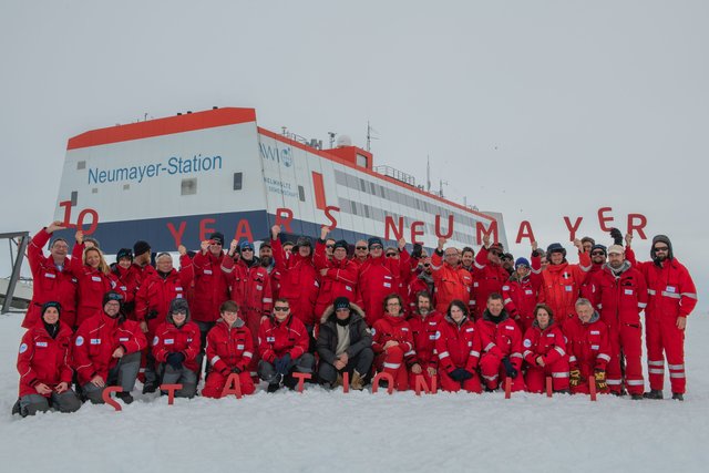 Happy Birthday, Neumayer-Station III: Glückwünsche überbrachten u.a. AWI-Direktorin Antje Boetius (obere Reihe 2. vl), UBA Präsidentin Maria Krautzberger (obere Reihe 3. vl), BMBF-Staatssekretär Michael Meister (Mitte unter dem "R"), Präsident des KIT Holger Hanselka (Mitte unter dem "S"), Helmholtz-Präsident Otmar Wiestler (Mitte unter dem "N").  | Foto: Esther Horvath