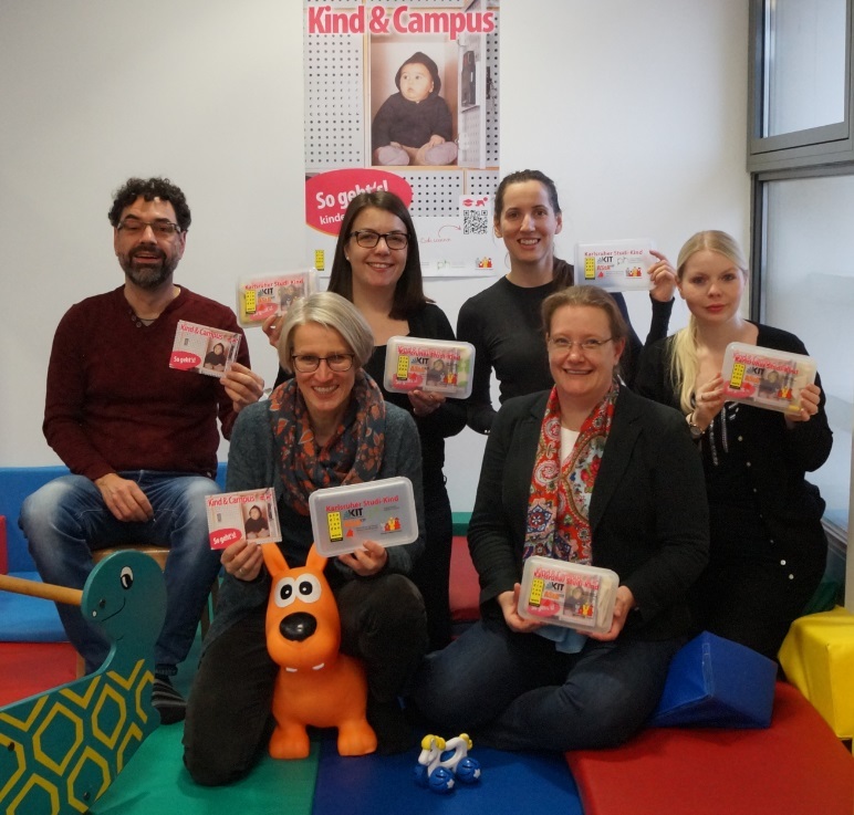 Die Initiatorinnen und Initiatoren der Kampagne "Kind & Campus: So geht’s" im Eltern-Kind-Lernraum am Karlsruher Institut für Technologie
