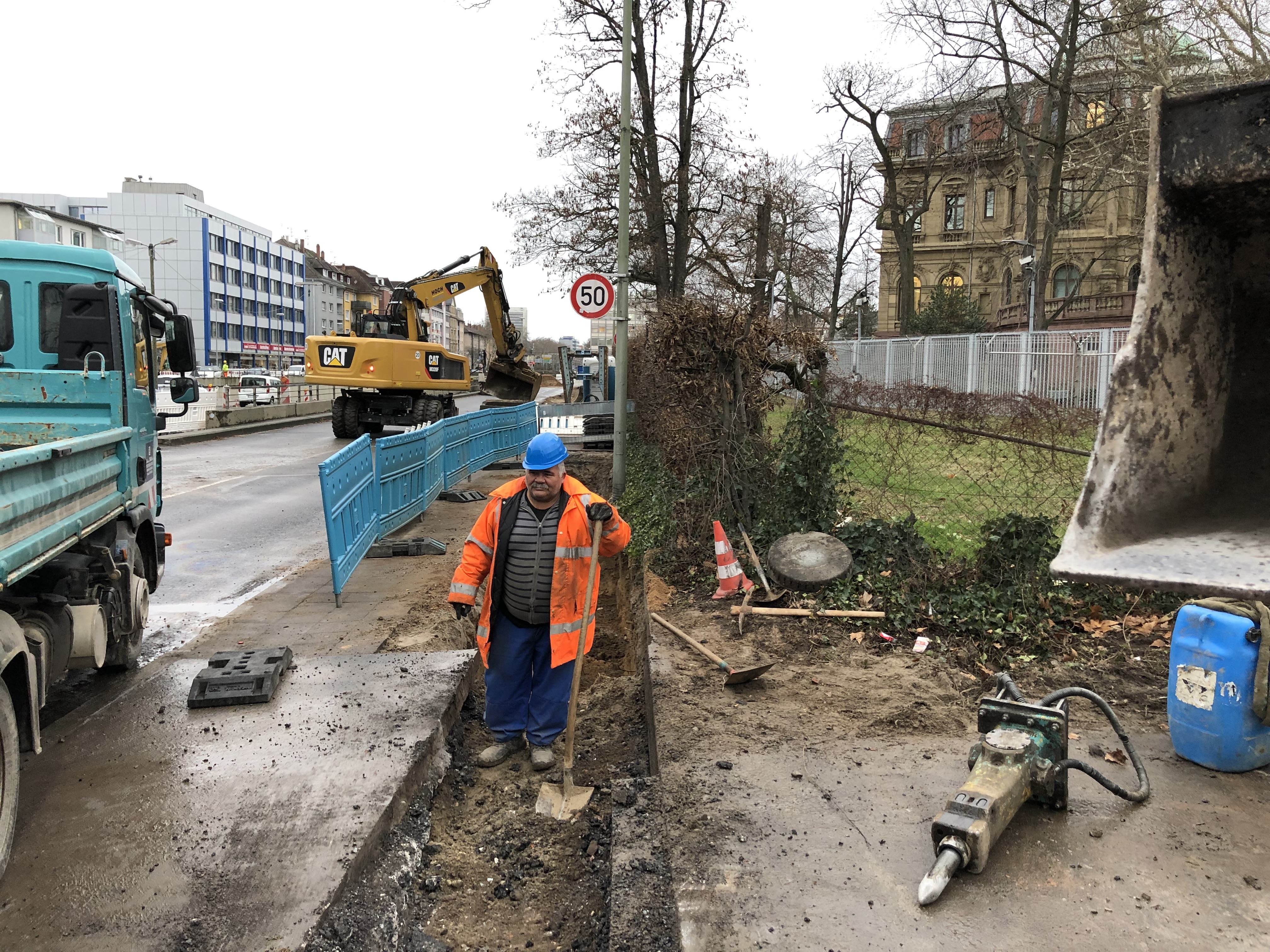 Am Kanal wird in der Kriegsstraße östlich des Karlstors entlang des Bundesgerichtshofs gearbeitet