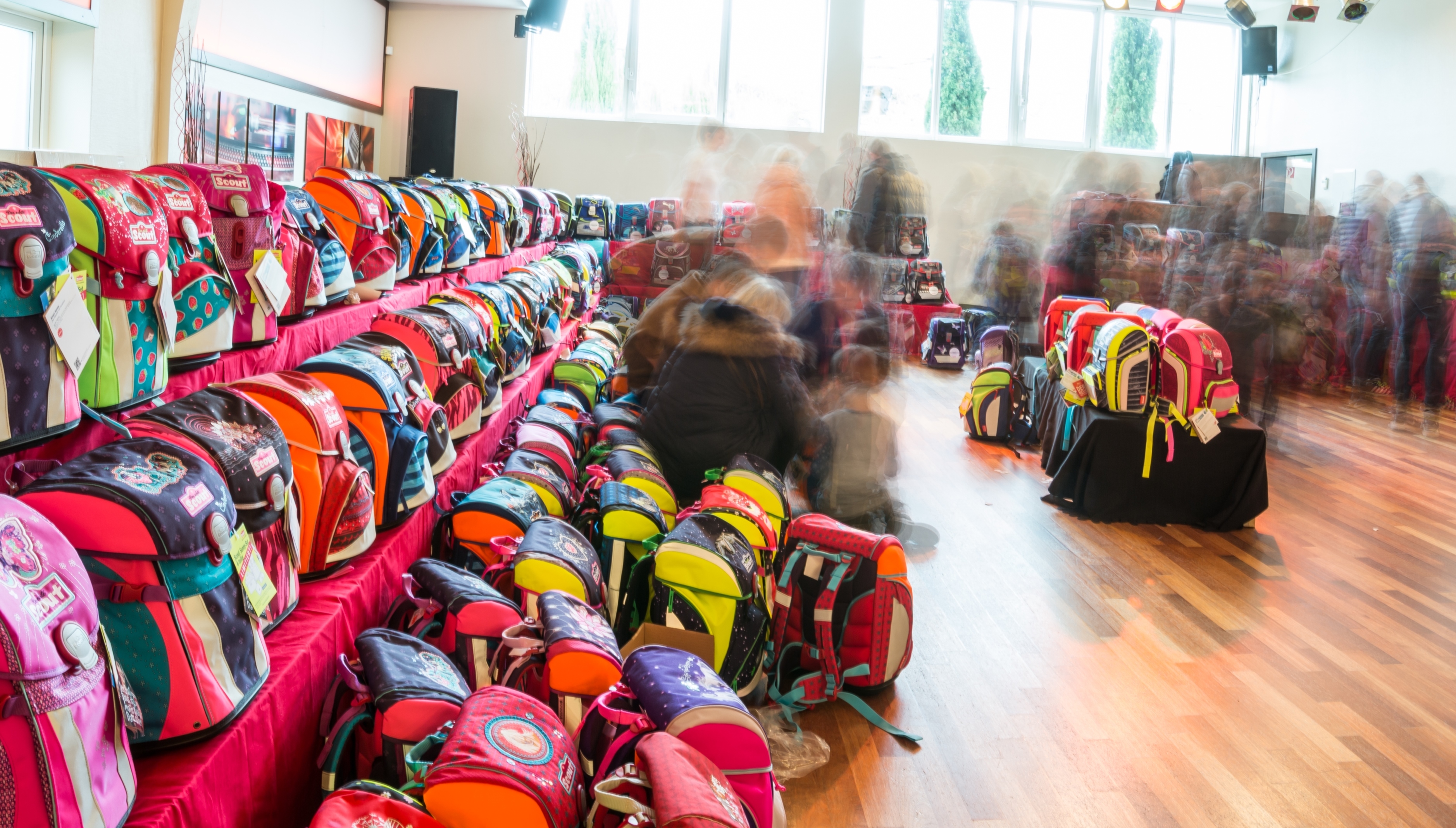 Bei der jährlichen Schulranzenmesse finden Familien mit Kindern Ranzen, Rucksäcke, Mäppchen und Turnbeutel (Copyright: Christian Robach).