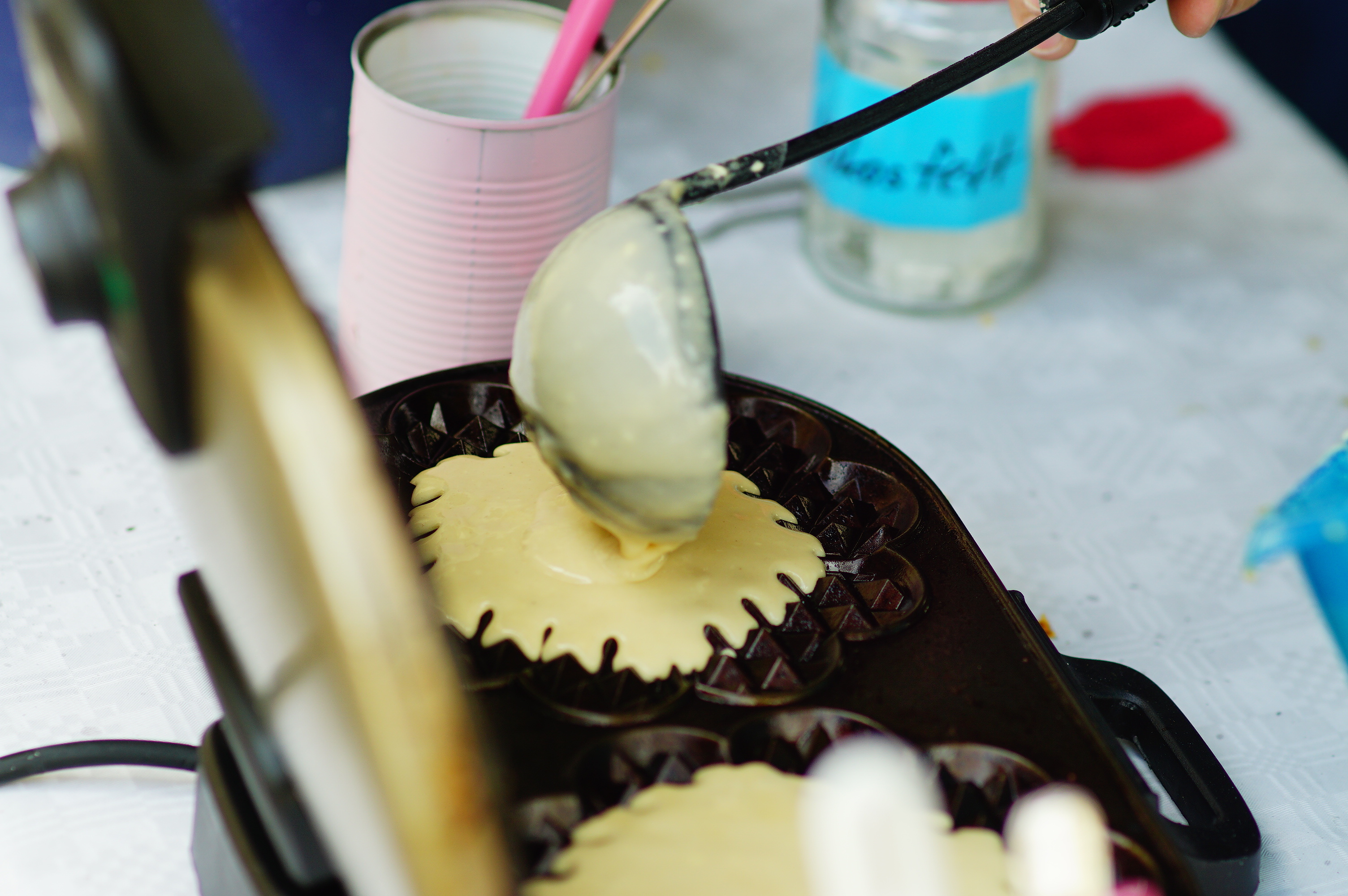 Waffeln für den guten Zweck unterstützen bei der Schulranzenmesse die vielfältigen Hilfeangebote des Kinderschutzbundes (Copyright: Joshua Mack).