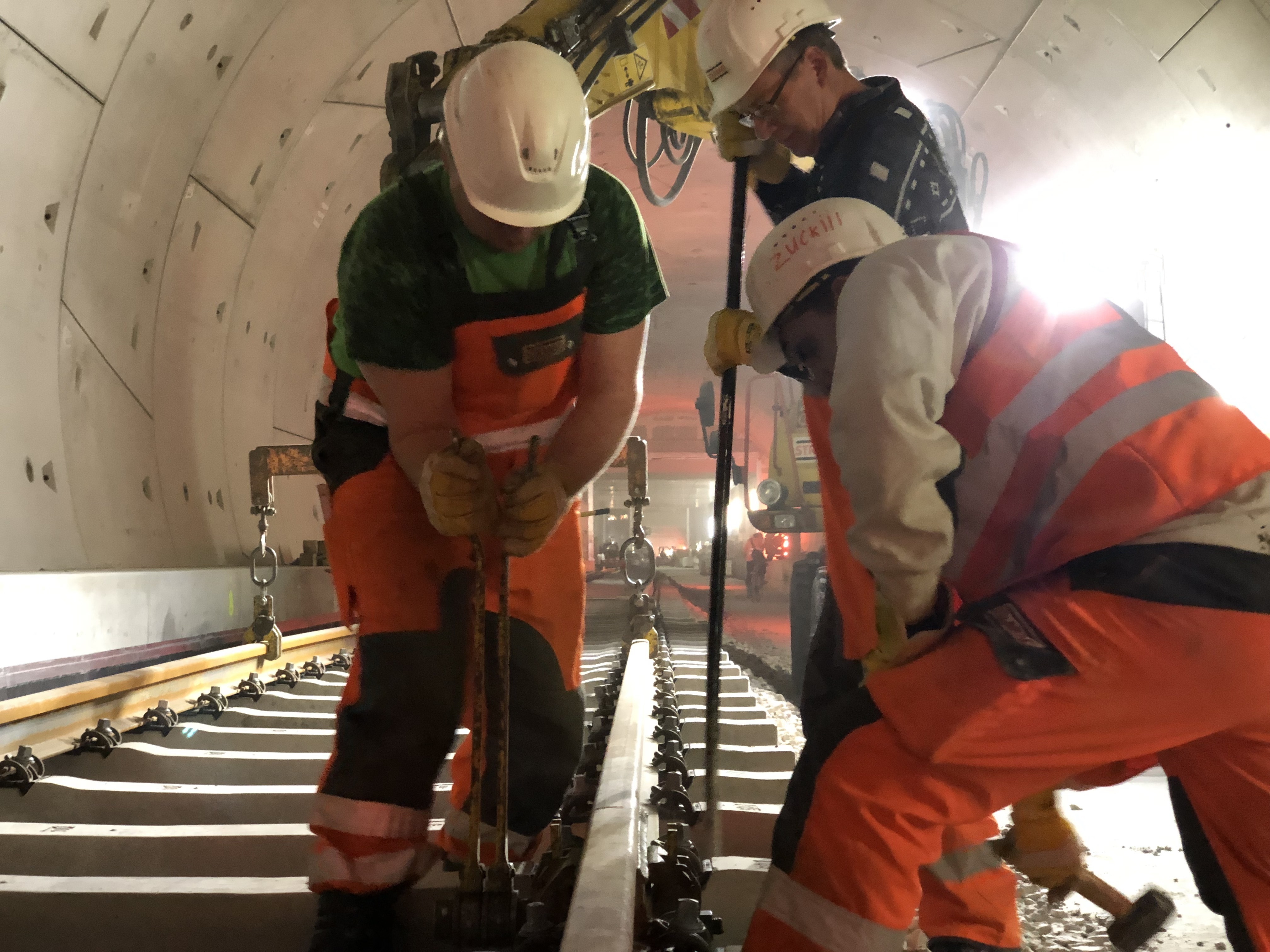 Schwellen und Gleise liegen bereits auf einer Tunnelseite zwischen dem Gleisdreieck und der Haltestelle Kronenplatz