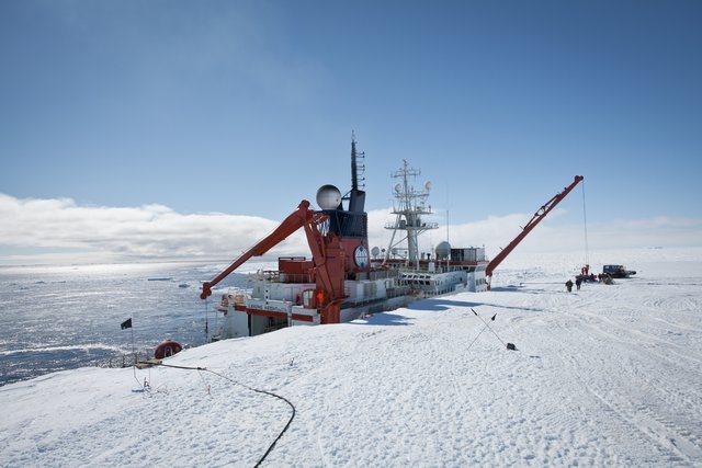 FS Polarstern liegt an der Eiskante | Foto: Alfred-Wegener-Institut / Thomas Steuer