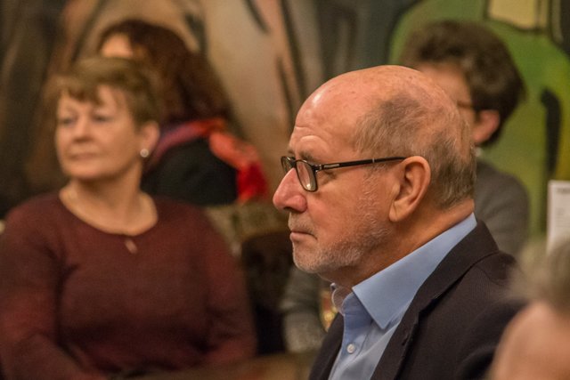 Spannung beim Empfang des Wochenblatts. | Foto: Roland Kohls
