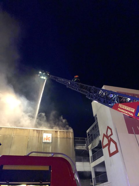 Nachbarschaftshilfe in Worms: Bei Eintreffen der Feuerwehr Frankenthal wurde die Drehleiter zur Brandbekämpfung im Dachbereich des ehemaligen Nibelungencenters von der Schönauer Straße aus eingesetzt.