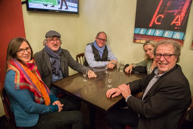Gesellige Runde mit Chefredakteur Ulrich Arndt (rechts) beim Wochenblatt-Empfang. | Foto: Roland Kohls
