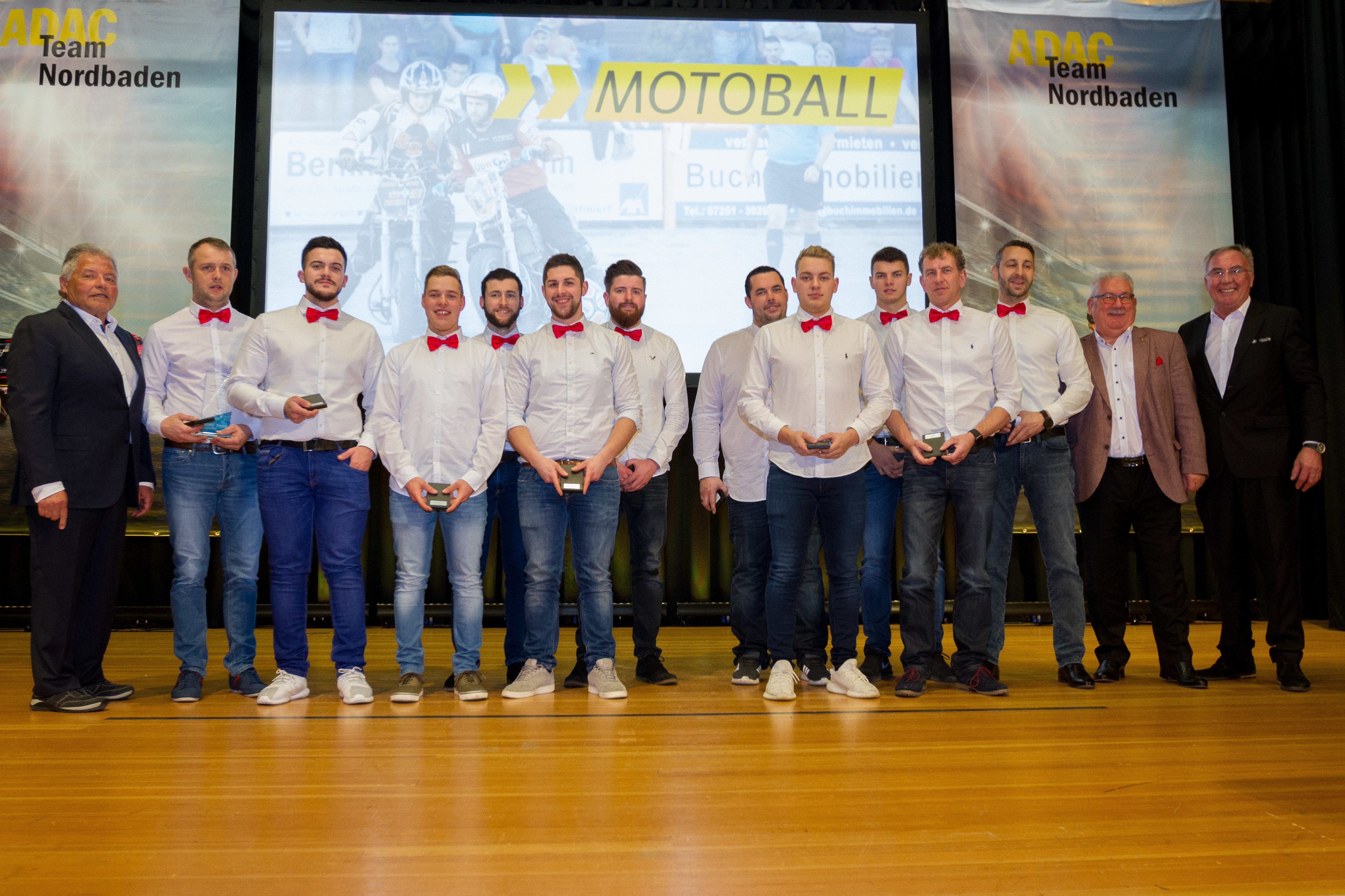 Die Motoballmanschaft des MSC Taifun Mörsch (zum 20. Mal Deutscher Meister) mit Sportleiter des ADAC Nordbaden, Jürgen Fabry (links), sowie dem Vorsitzenden des MSC Taifun Mörsch, Hans Weber (2.v.r.), und dem Vorsitzenden des ADAC Nordbaden, Günther Bolich (r.). Foto: Clemens Beha