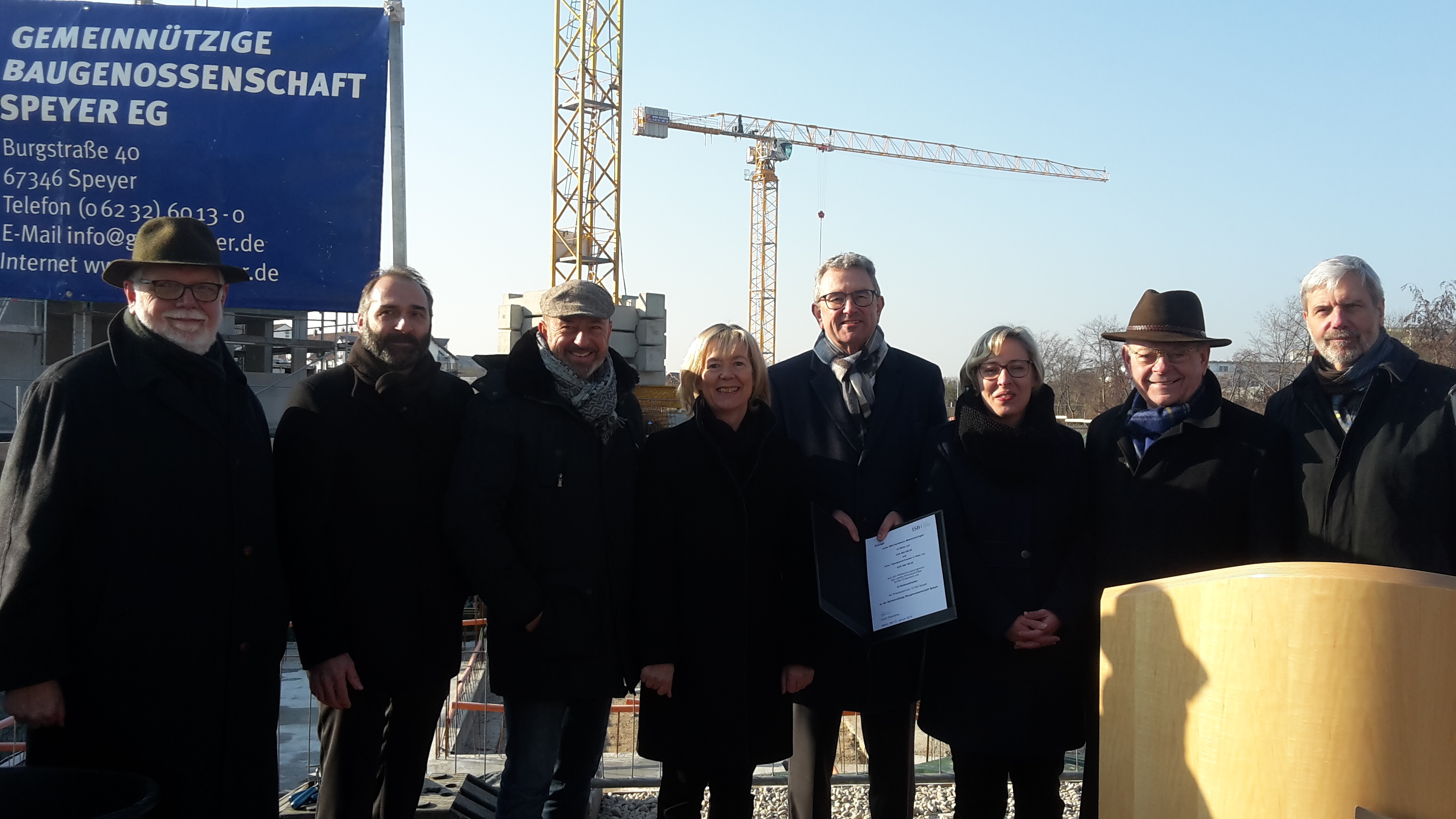 Finanz- und Bauministerin Doris Ahnen (Mitte) und ISB-Vorstandssprecher Ulrich Dexheimer (4.v.r.) überreichen im Beisein der Speyrer Oberbürgermeisterin Stefanie Seiler (3.v.r.) und MdL Reinhard Oelbermann (links) den Förderbescheid an die GBS-Vorstände Ingo Kemmling (2.v.l.), Rolf Weis (2.v.r.) und Michael Schurich (r.).