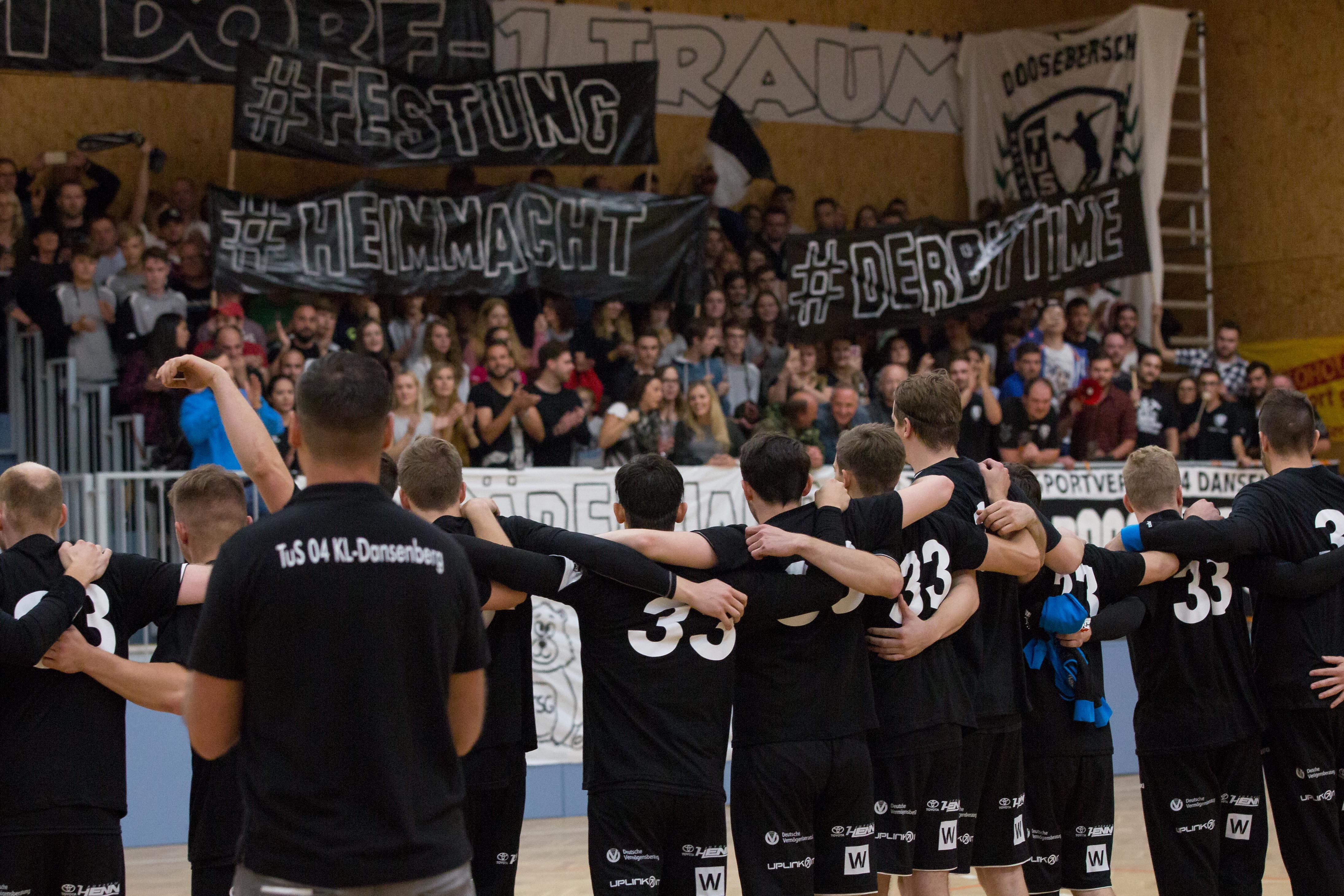 „Black & White“, der Fanclub des TuS Dansenberg Foto: TuS Dansenberg