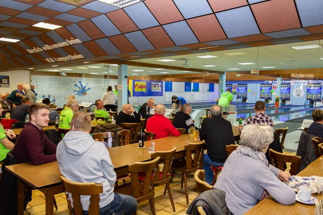 Die Zuschauer fiebern beim Spiel mit