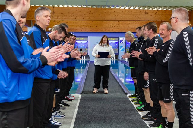 Die beiden Mannschaften bei der Begrüßung durch die Schiedsrichterin