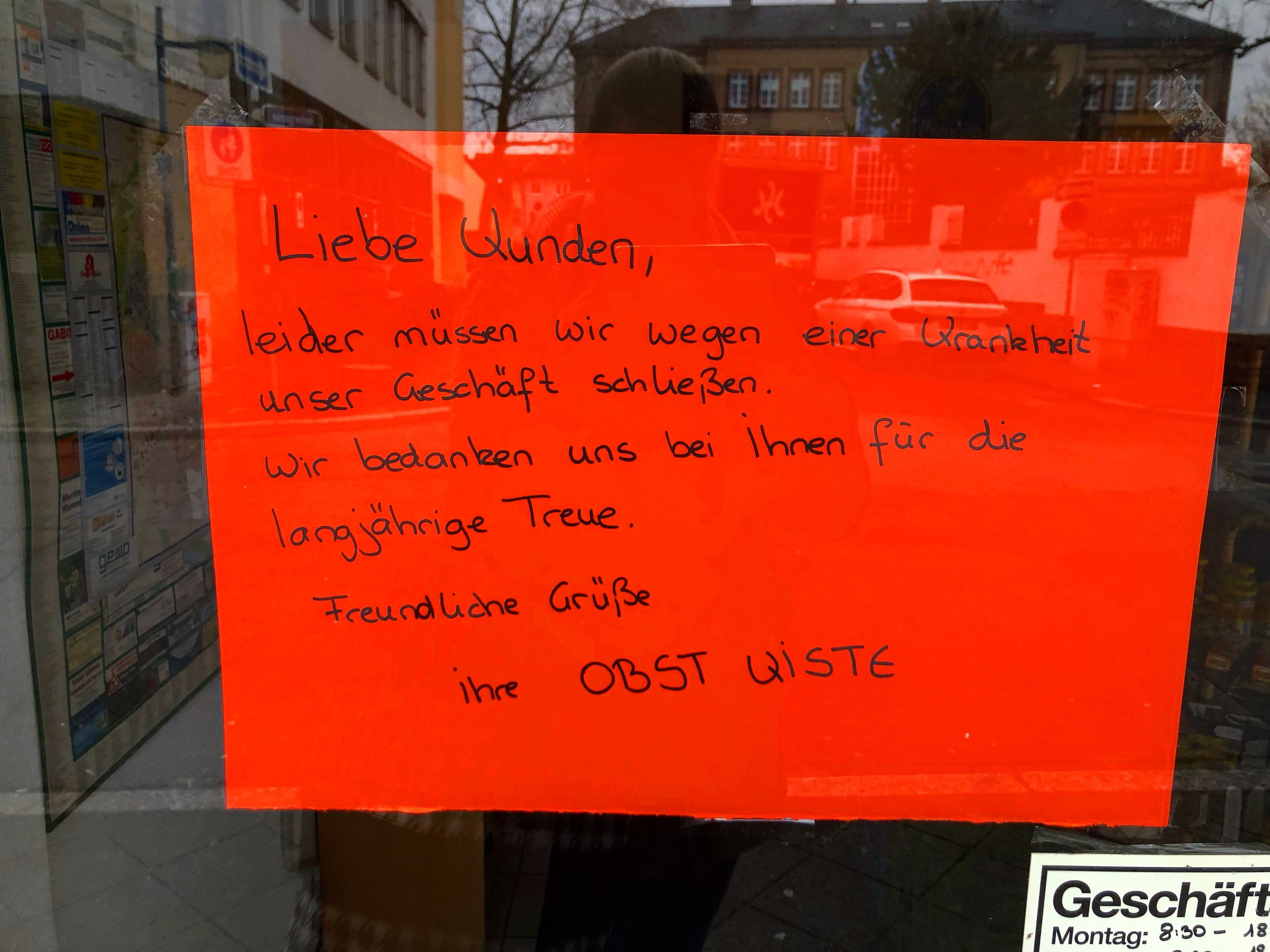 Die Obstkiste schließt.
