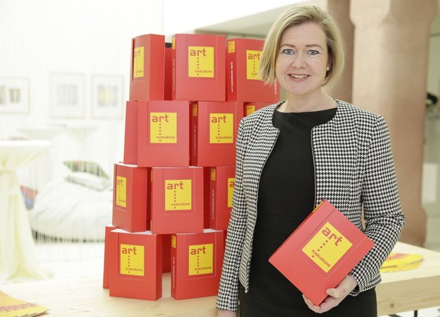 Messechefin Britta Wirtz präsentiert den Katalog zur art KARLSRUHE 2019 vor.  | Foto: KMK, Jürgen Rösner