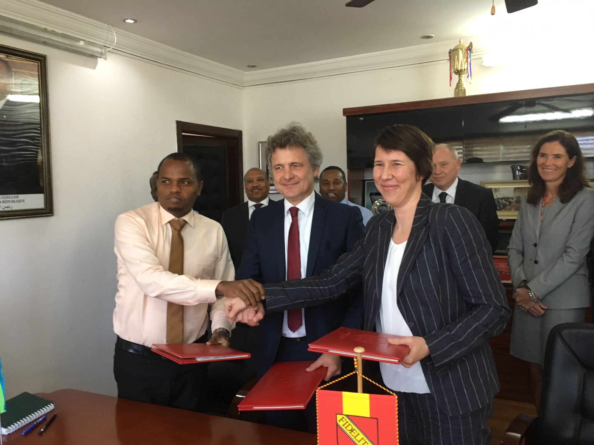 Dr. Kayad Moussa Ahmed, Oberbürgermeister Dr. Frank Mentrup und Dr. Katharina Schätzler vom KIT bei der Unterzeichnung der Absichtserklärung (Memorandum of Understanding) in Dschibuti.
