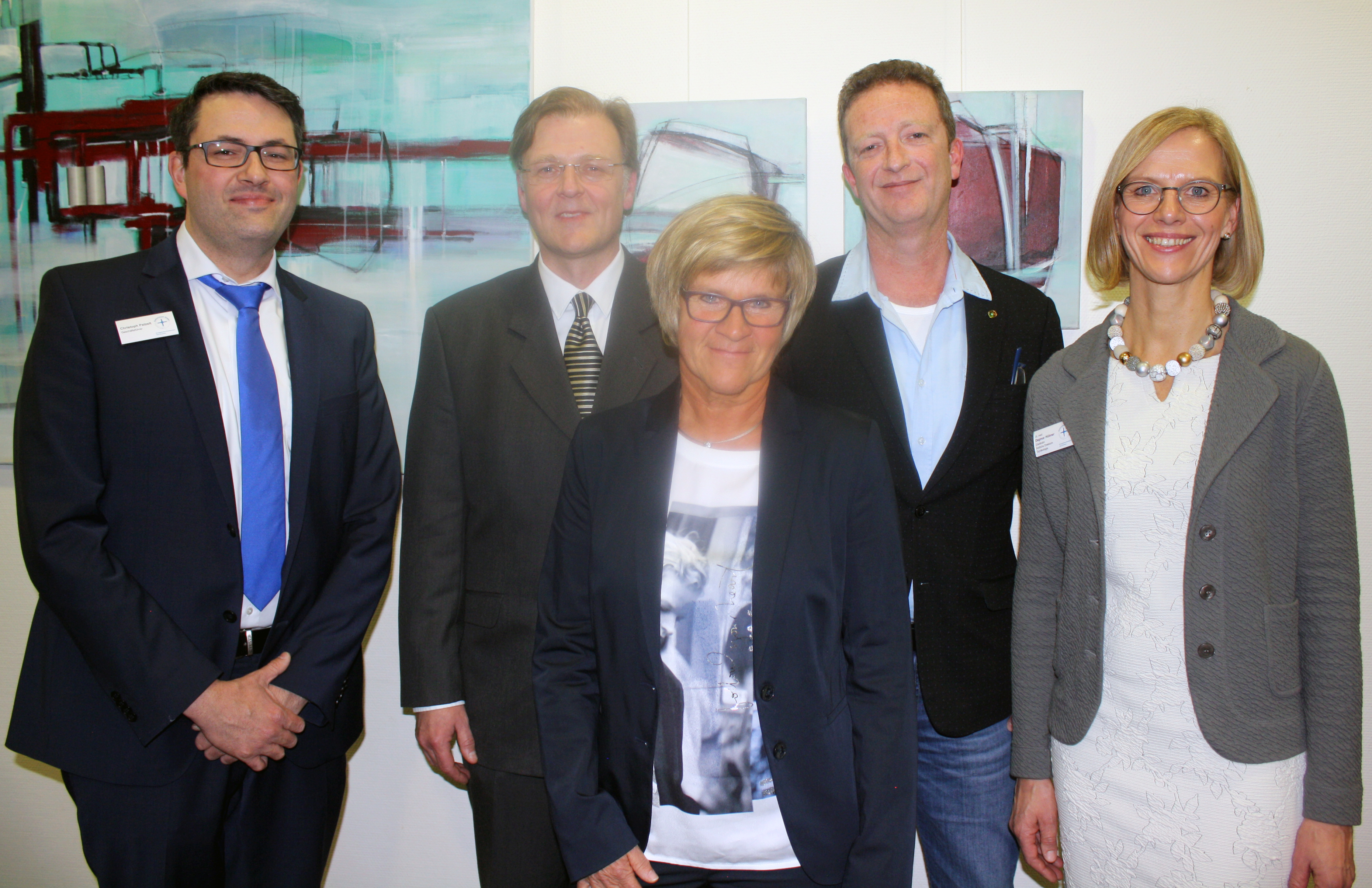Stabwechsel in der Allgemein-und Viszeralchirurgie am Evangelischen Krankenhaus: Geschäftsführer Christoph Patzelt, der neue Chefarzt Mathis Fußer, Pflegedirektorin Doris Wiegner, der scheidende Ärztliche Leiter Dr. Jens Wannenmacher und die Ärztliche Direktorin Dr. Dagmar Hübner (von links) beim Neujahrsempfang der Klinik.