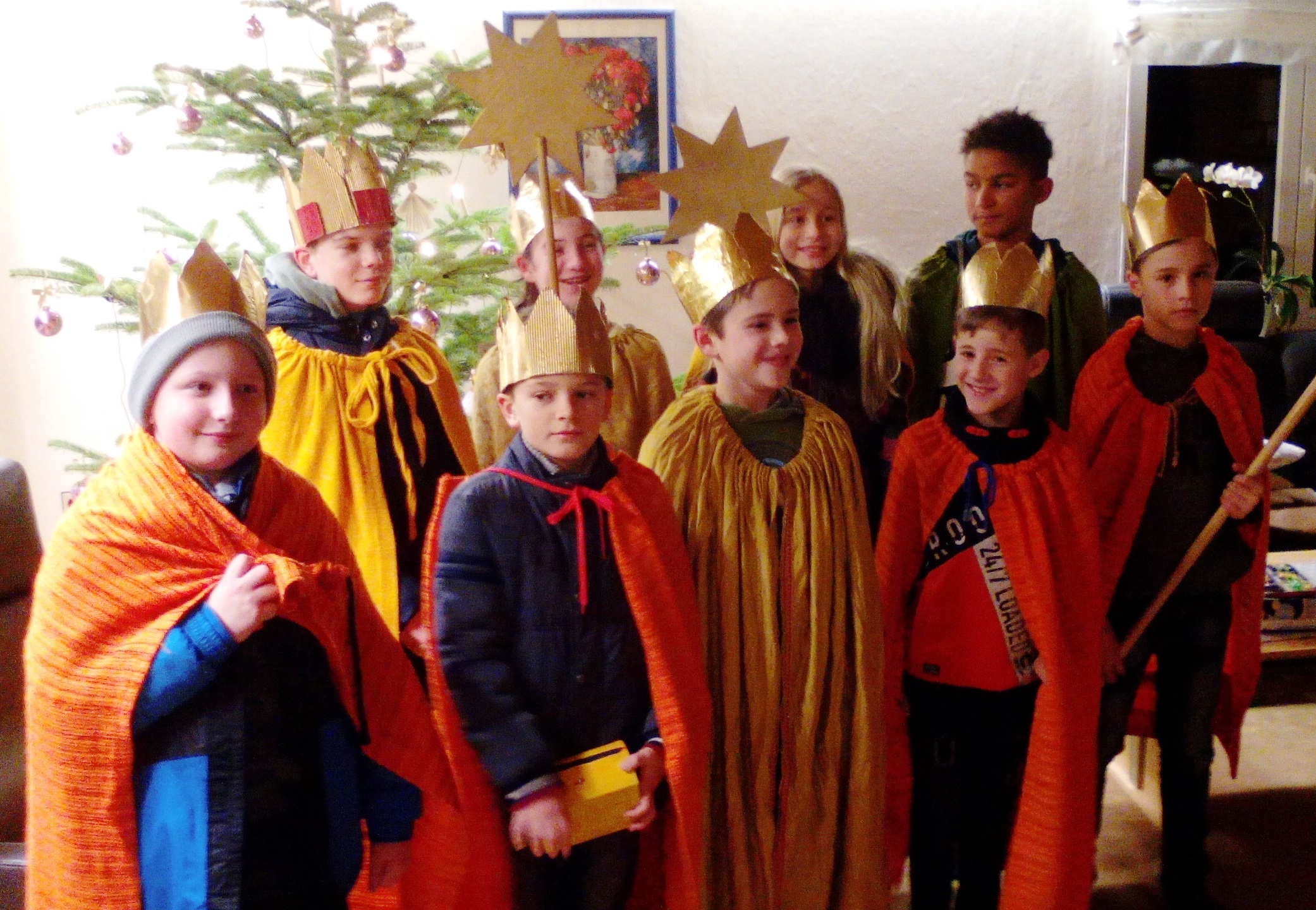 Die kleinen Sternsinger freuen sich über hohe Spendeneinnahmen