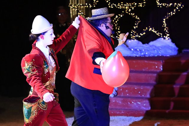 Clown Totti Alexis mit „Luftballon-Apfel“ bei seiner Interpretation von Schillers „Wilhelm Tell" (Copyright: Holger Holzhauer/Landauer Weihnachtscircus).