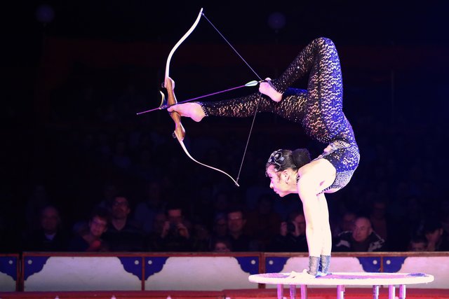 Bei Artistik auf dem Trampolin bedurfte es Beweglichkeit und Fußspitzengefühl (Copyright: Holger Holzhauer/Landauer Weihnachtscircus).
