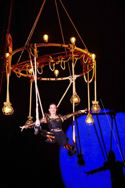 Glanzvolle Kunststücke wurden im herabhängenden Kronleuchter dargeboten (Copyright: Holger Holzhauer/Landauer Weihnachtscircus).