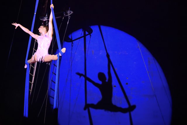 Miss Nadja vollführte ein Spagat in der Luft umwickelt von einem Traum aus Tüchern (Copyright: Holger Holzhauer/Landauer Weihnachtscircus).