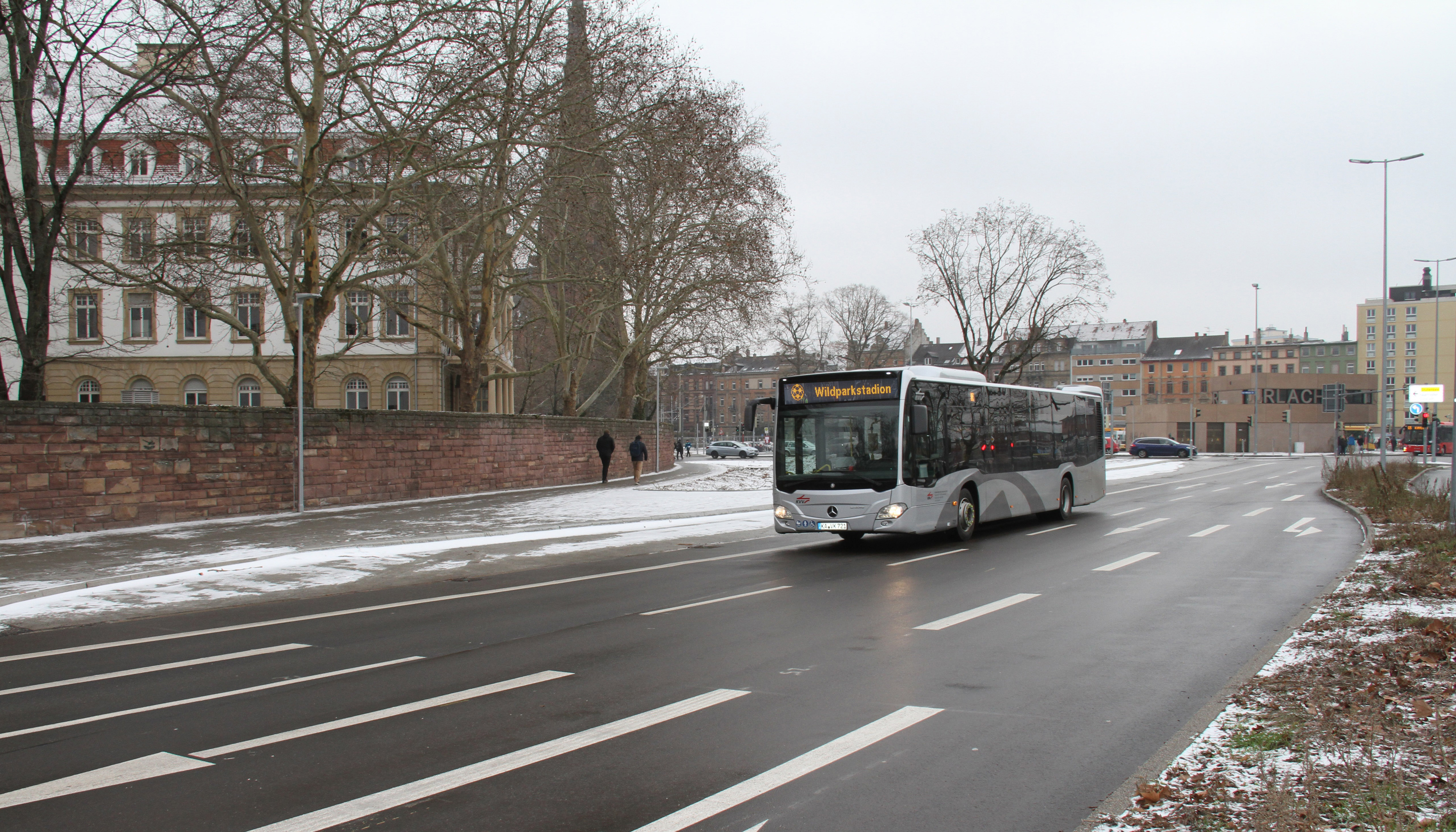 Zum Heimspiel des KSC gegen Fortuna Köln verkehren die Shuttle-Busse wieder vom Durlacher Tor zum Wildparkstadion. Die Haltestelle befindet sich auf Höhe der ehemaligen Kinderklinik im Adenauerring