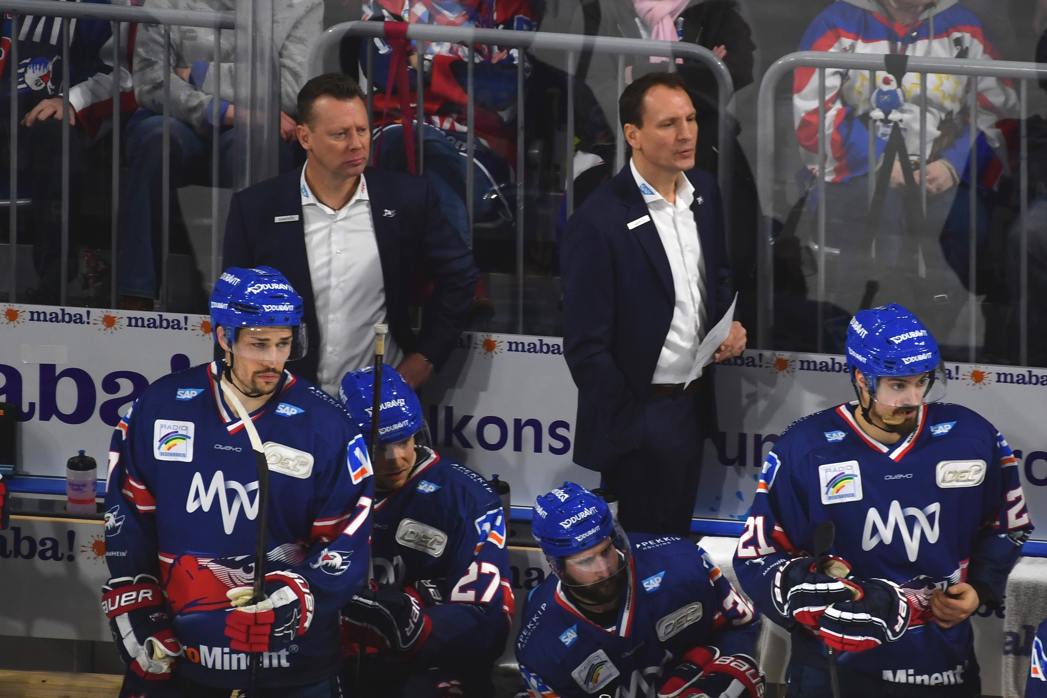 Kritische Blicke : Das Trainergespann der Adler Co.-Trainer Mike Pellegrims(hinten links) und Pavel Gross (rechts) beobachten das Geschehen auf dem Eis. foto: pix