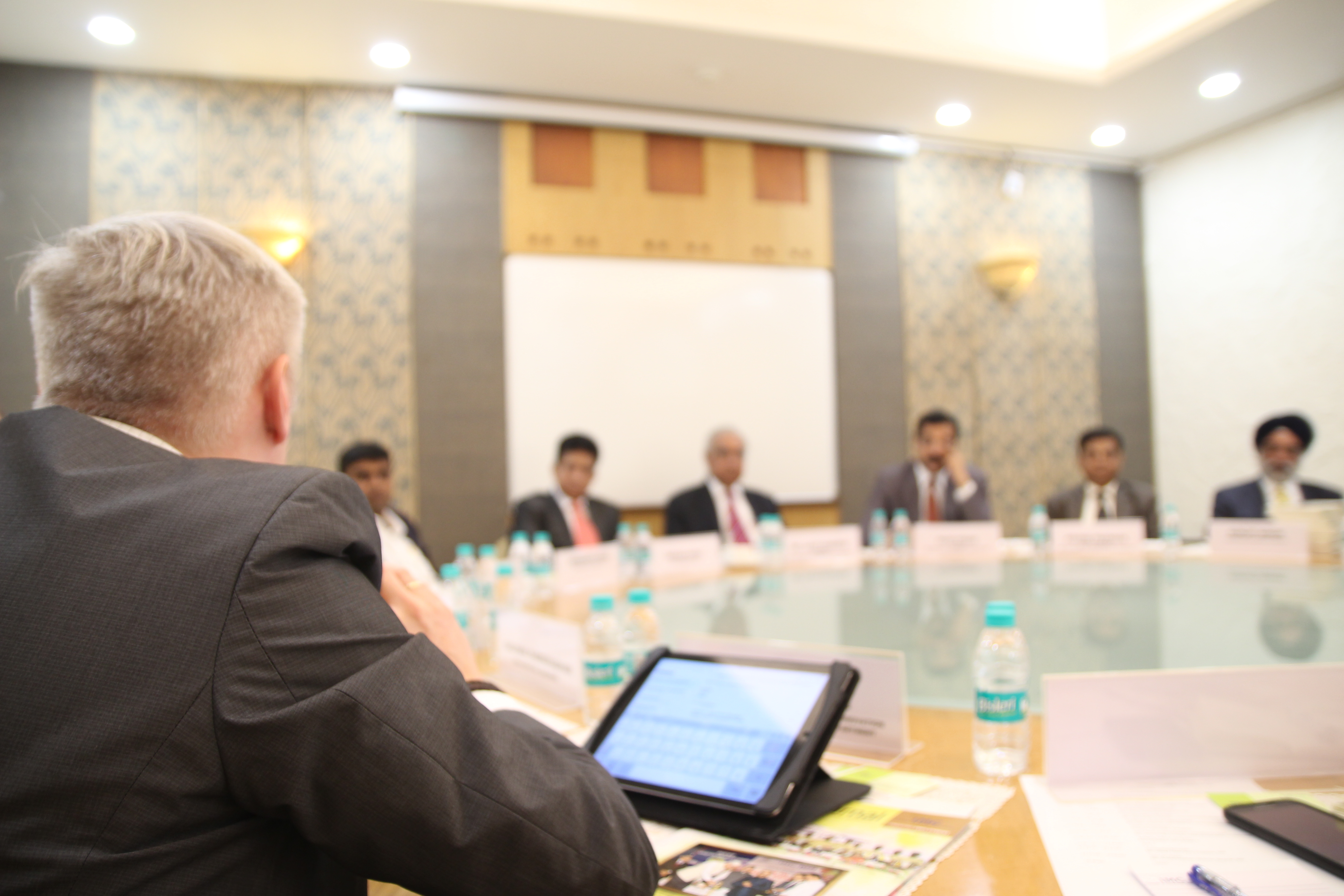 Ralf Eichhorn von der Wirtschaftsförderung Karlsruhe im Gespräch mit indischen Unternehmern in Mumbai