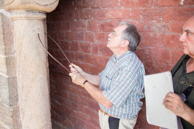 Mit einem althergebrachten Messzirkel messen die Arbeiter die Messpunkte an den Säulen der Zwerggalerie des Speyerer Doms aus.  | Foto: Roland Kohls