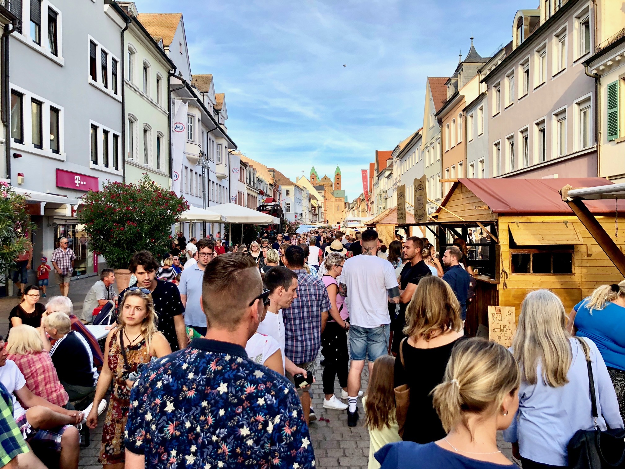 An verkaufsoffenen Sonntagen ist viel geboten und viel los. Hier im Bild die Maximiliansstraße.