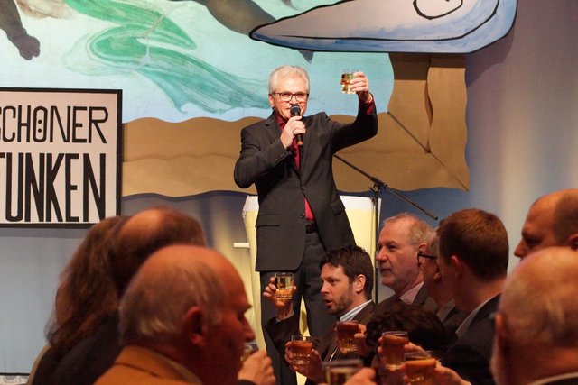 Moderator Norbert Schied gibt das Kommando: "Wein marsch !"