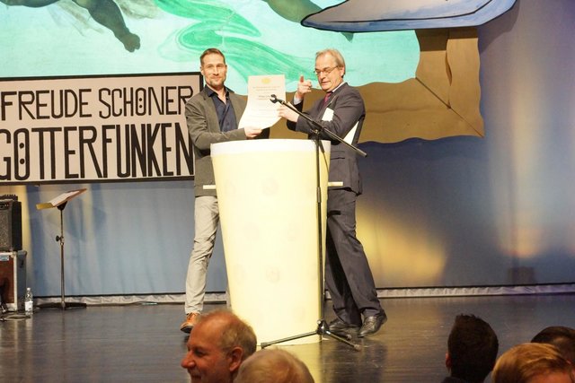 Ralf Bonnet vom Hambacher Weingut Naegele erhielt die  Urkunde als „Weinlieferant des Herrenweinabends 2019“