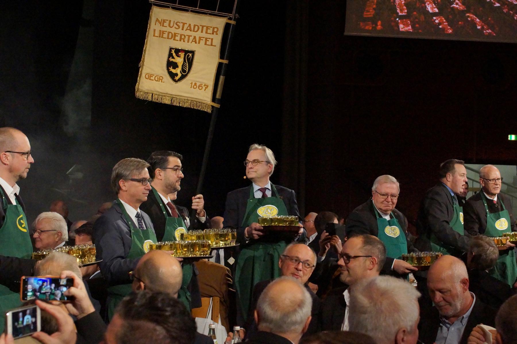 Liedertafel-Präsident Frank Sobirey serviert zusammen mit Weihbischof Otto Georgens und den anderen Ehrengästen den 1000 Männern im Saal das erste Glas Herrenwein-Riesling
Alle Fotos: Mario Schaaf