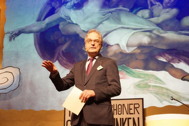 Liedertafel-Präsident Frank Sobirey ist in seiner Begrüßungsrede “für den seriösen Teil des Abends“ zuständig
