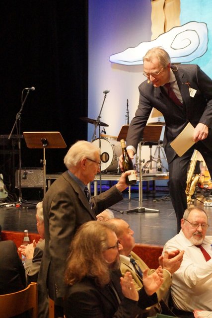 Werner Flügel, mit 91 Jahren „ältester Herrenweinabend-Besucher“, erhielt vom Liedertafel-Präsidenten eine Flasche Herrenwein 