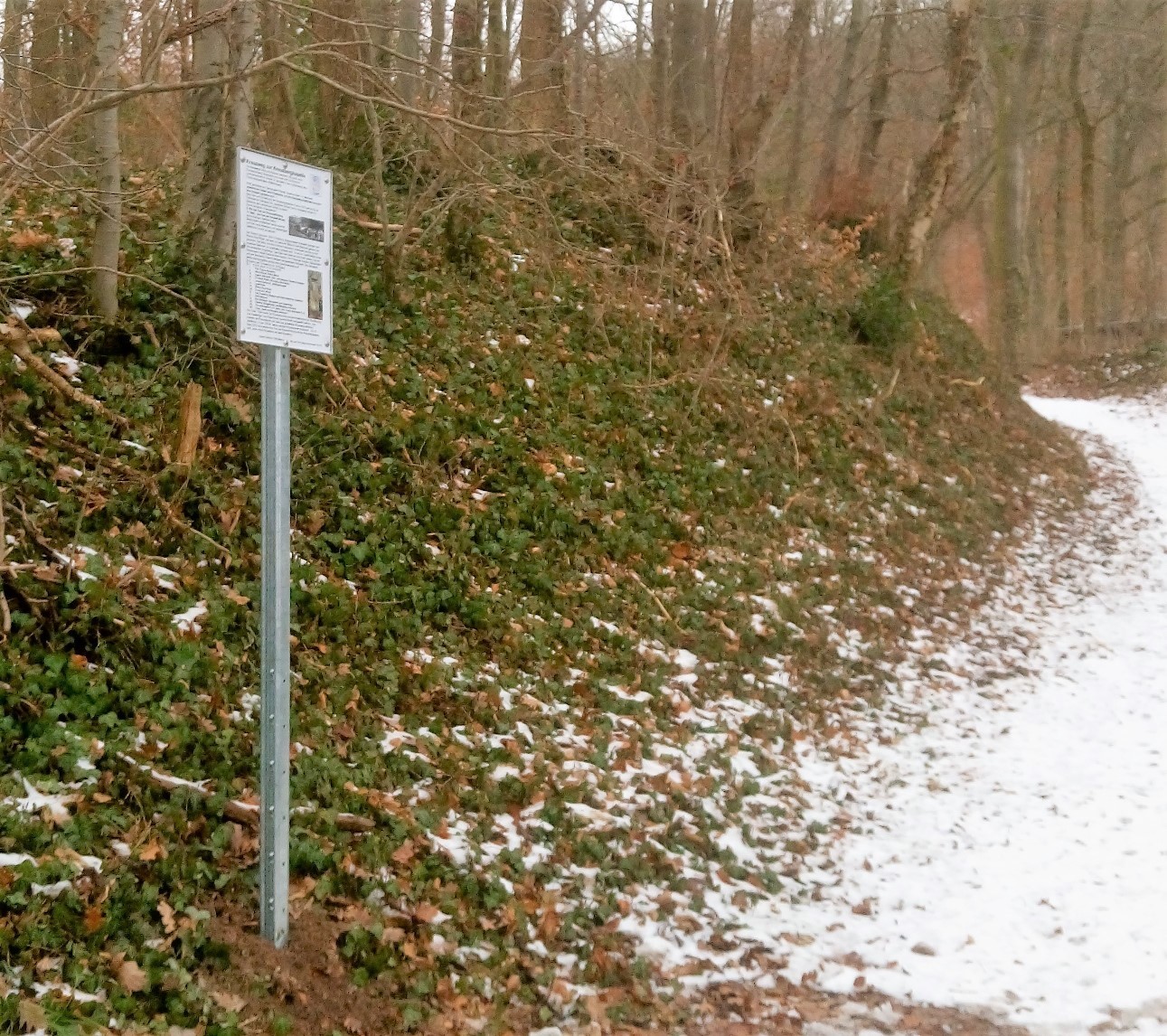 Das neue Schild am Kreuzweg
