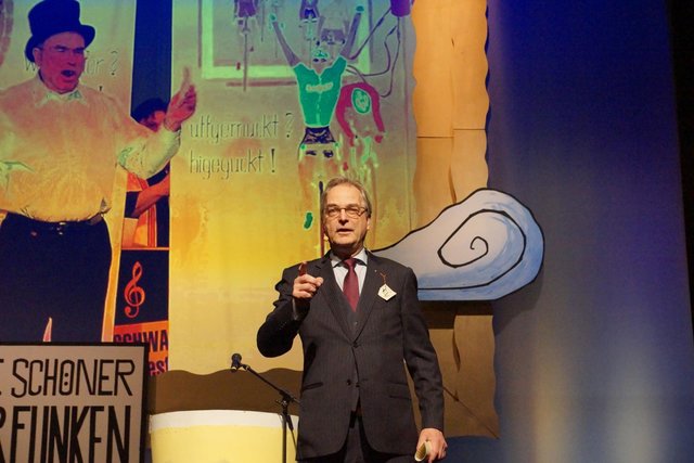 Karlheinz Nestle, über Jahrzehnte der „Macher“ des Herrenweinabends mit der Lewwerworscht-Scharade, verstarb 2018. 1000 Männer erhoben sich ihm zu Ehren spontan von ihren Sitzen und prosteten ihm im Himmel zu