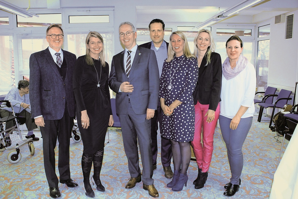 Gruppenfoto mit Zoar-Direktor Peter Kaiser, Zoar-Direktorin Martina Leib-Herr, Landrat Rainer Guth, Dr. Marc Muchow, Beigeordneter, Martina Degen, Einrichtungsleitung Seniorenresidenz Kirchheimbolanden, Tanja Gaß, Beauftragte der Verbandsgemeinde Alsenz-Obermoschel, und Angelika Gehring, Einrichtungsleitung der Zoar-Wohnanlagen im Donnersbergkreis, von links nach rechts.