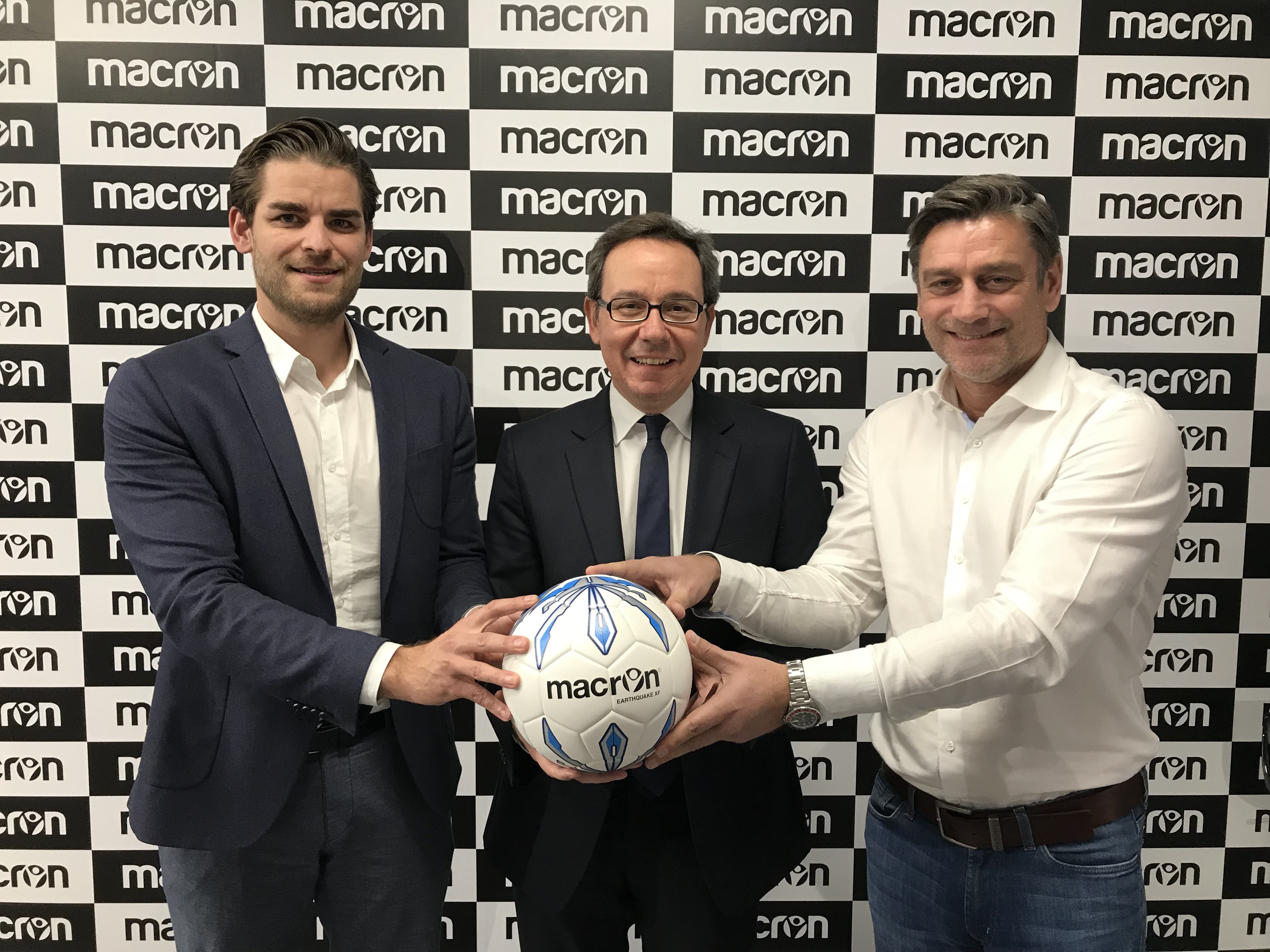 KSC-Geschäftsführer Michael Becker, Gianluca Pavanello, CEO von "Macron", und Sportdirektor Oliver Kreuzer (v.l.)