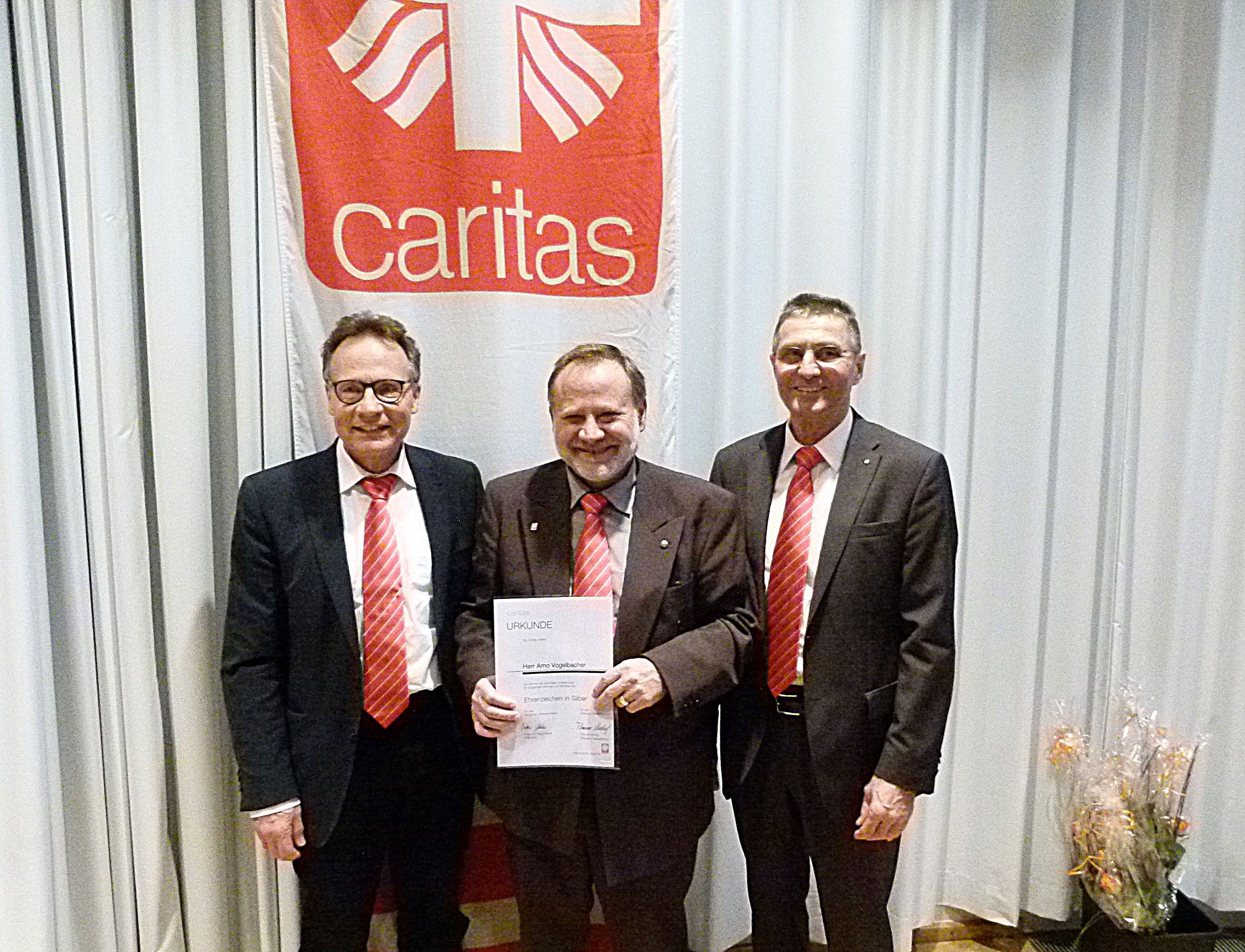 Caritasratsvorsitzender Bernhard Firnkes (rechts)überreichte Vorstand Arno Vogelbacher (mitte)das Ehrenzeichen in Silber des Deutschen Caritasverbandes für außerordentliche Leistungen.